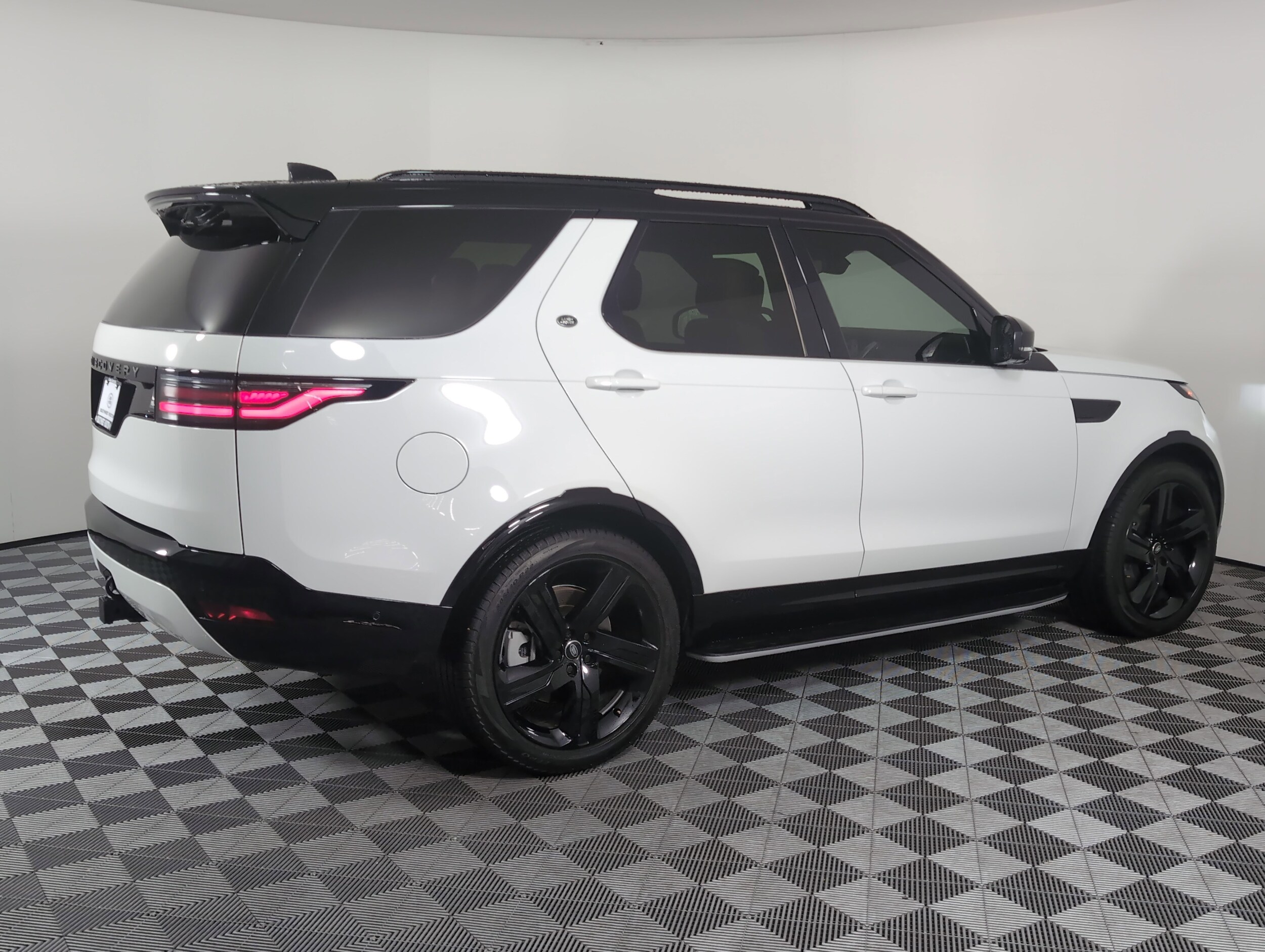 Certified 2025 Land Rover Discovery Dynamic SE with VIN SALRL4EU2S2507368 for sale in Houston, TX