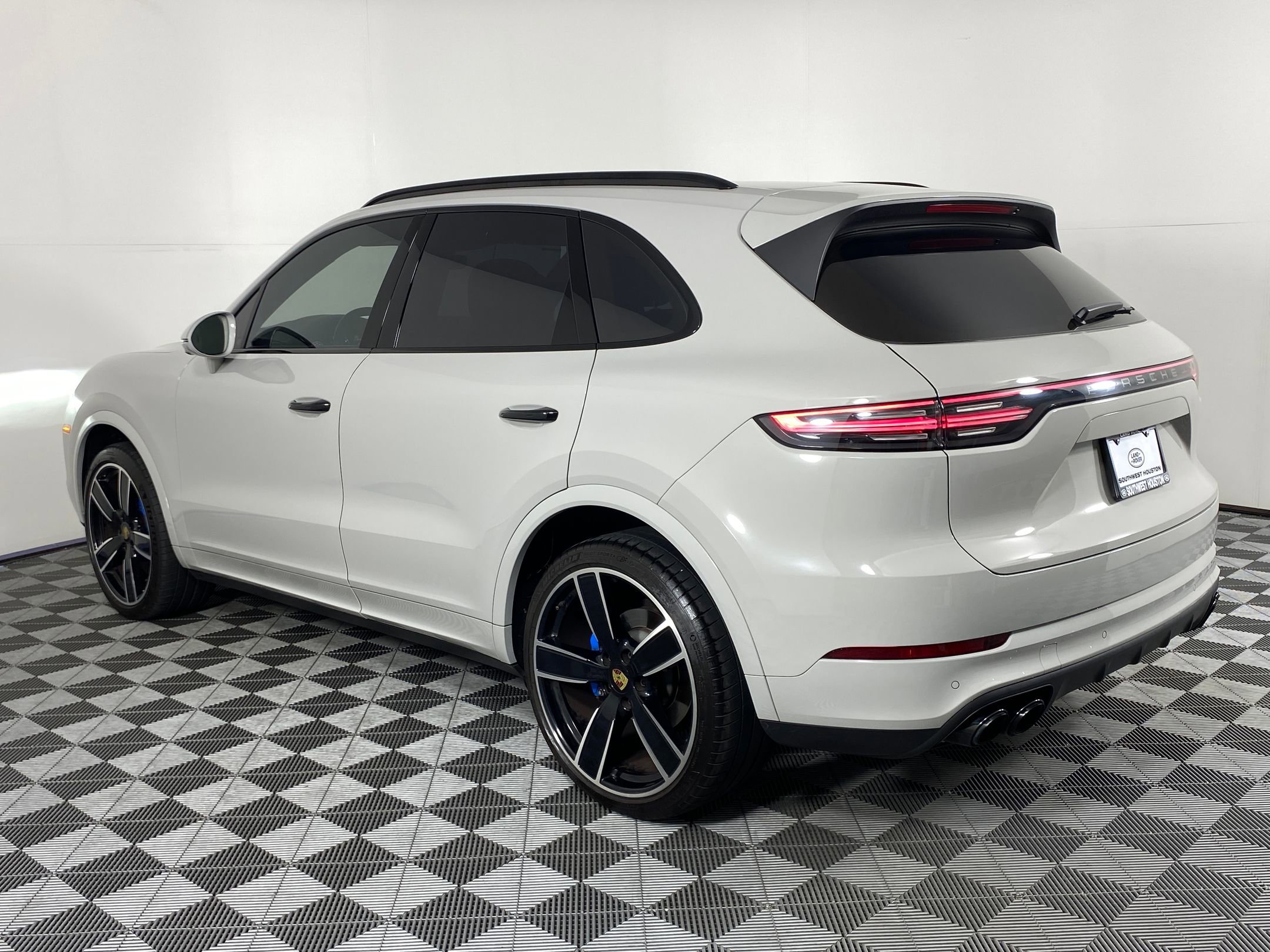 2023 Porsche Cayenne Platinum Edition photo 2