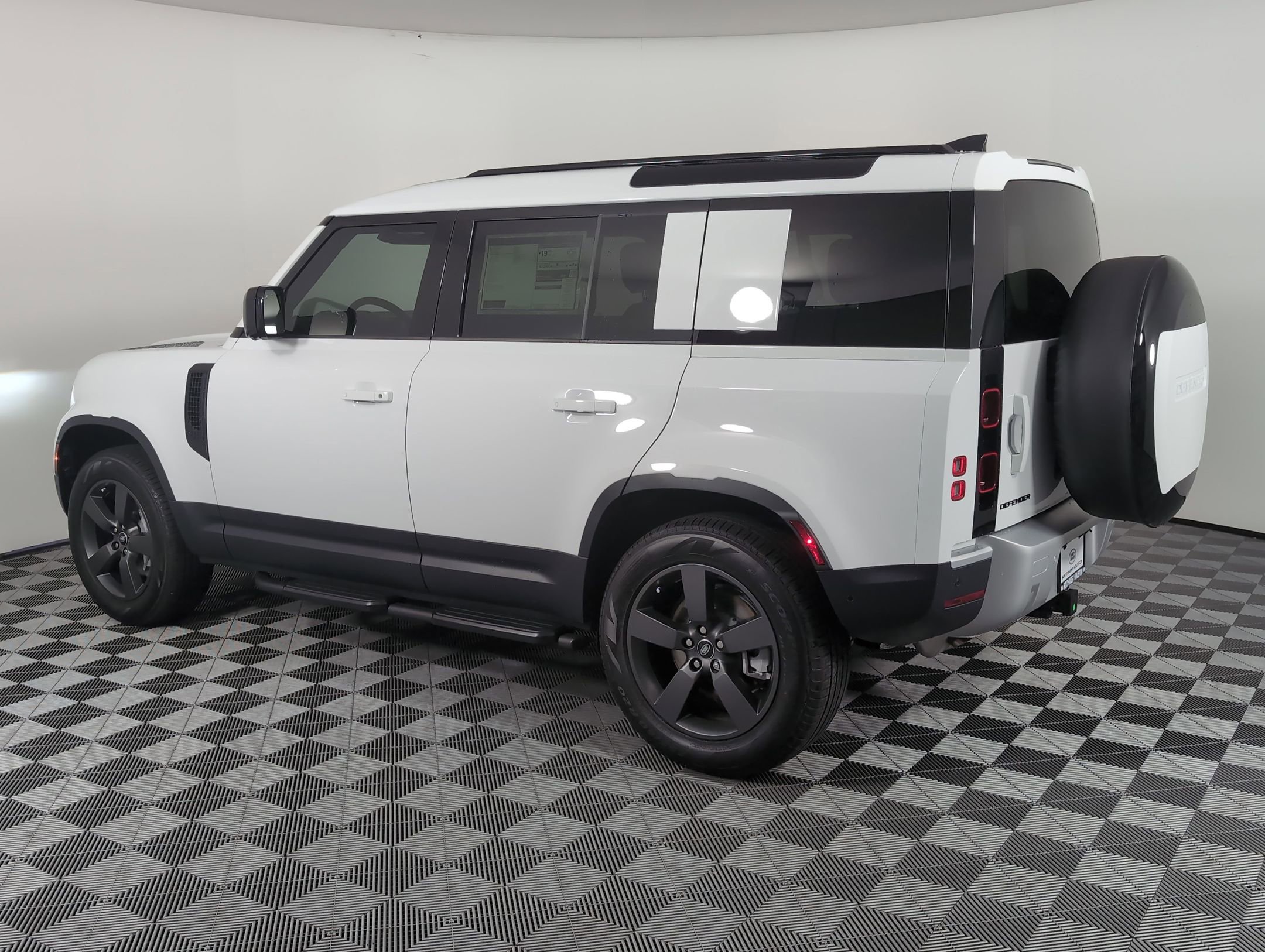 2025 Land Rover Defender 110 S photo 2