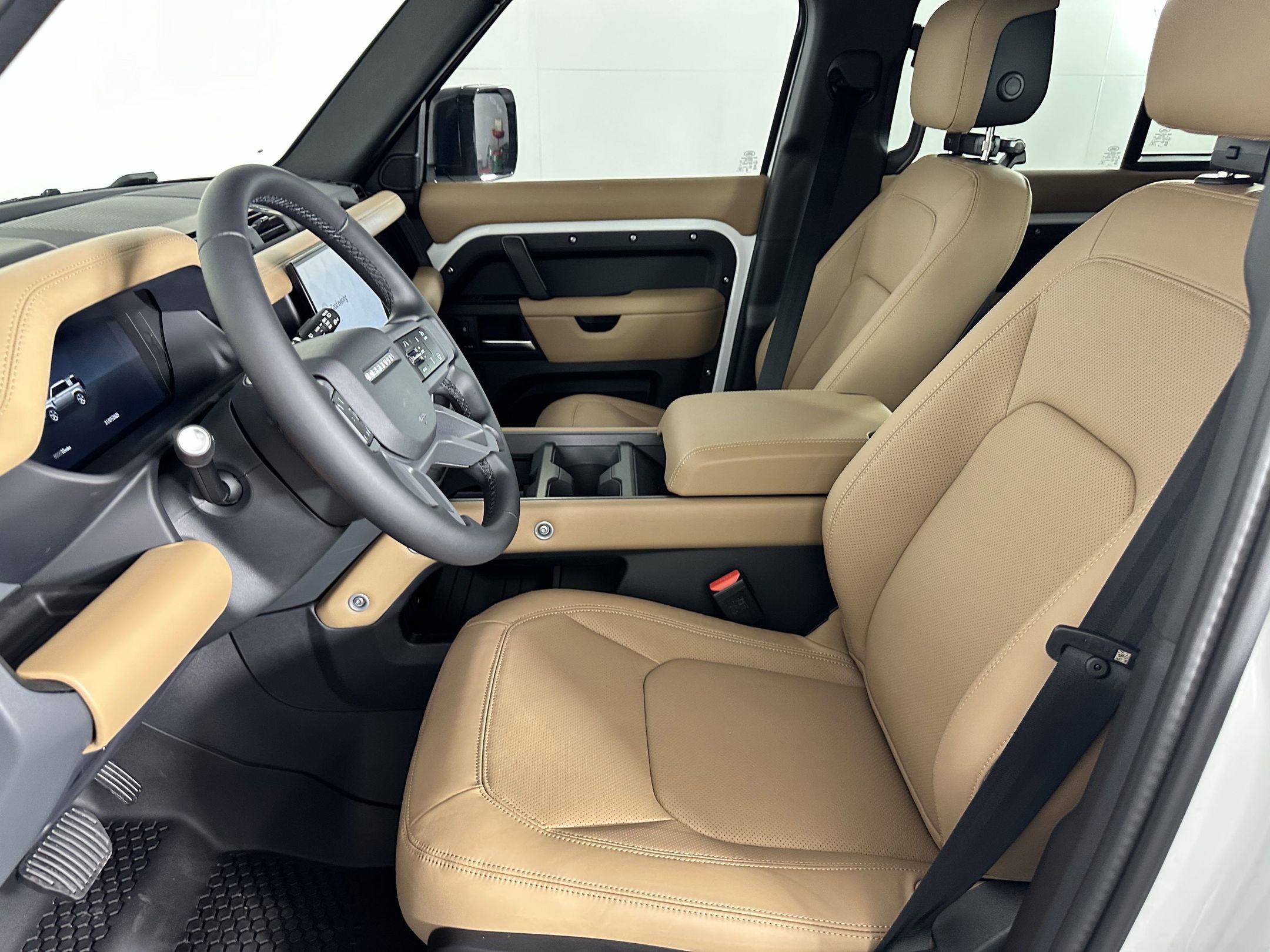 2025 Land Rover Defender 110 S photo 4