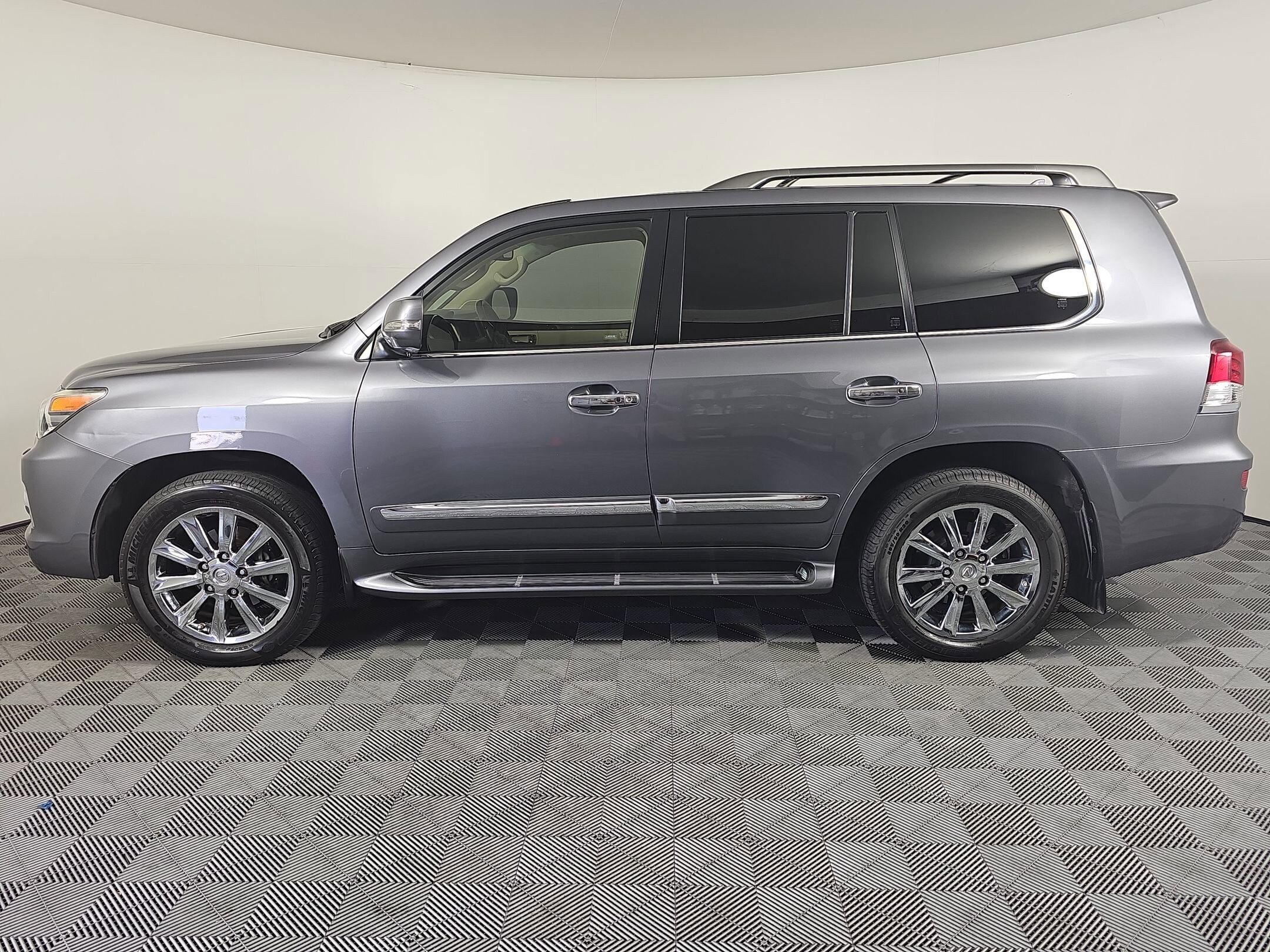 2013 Lexus LX 570 photo 2