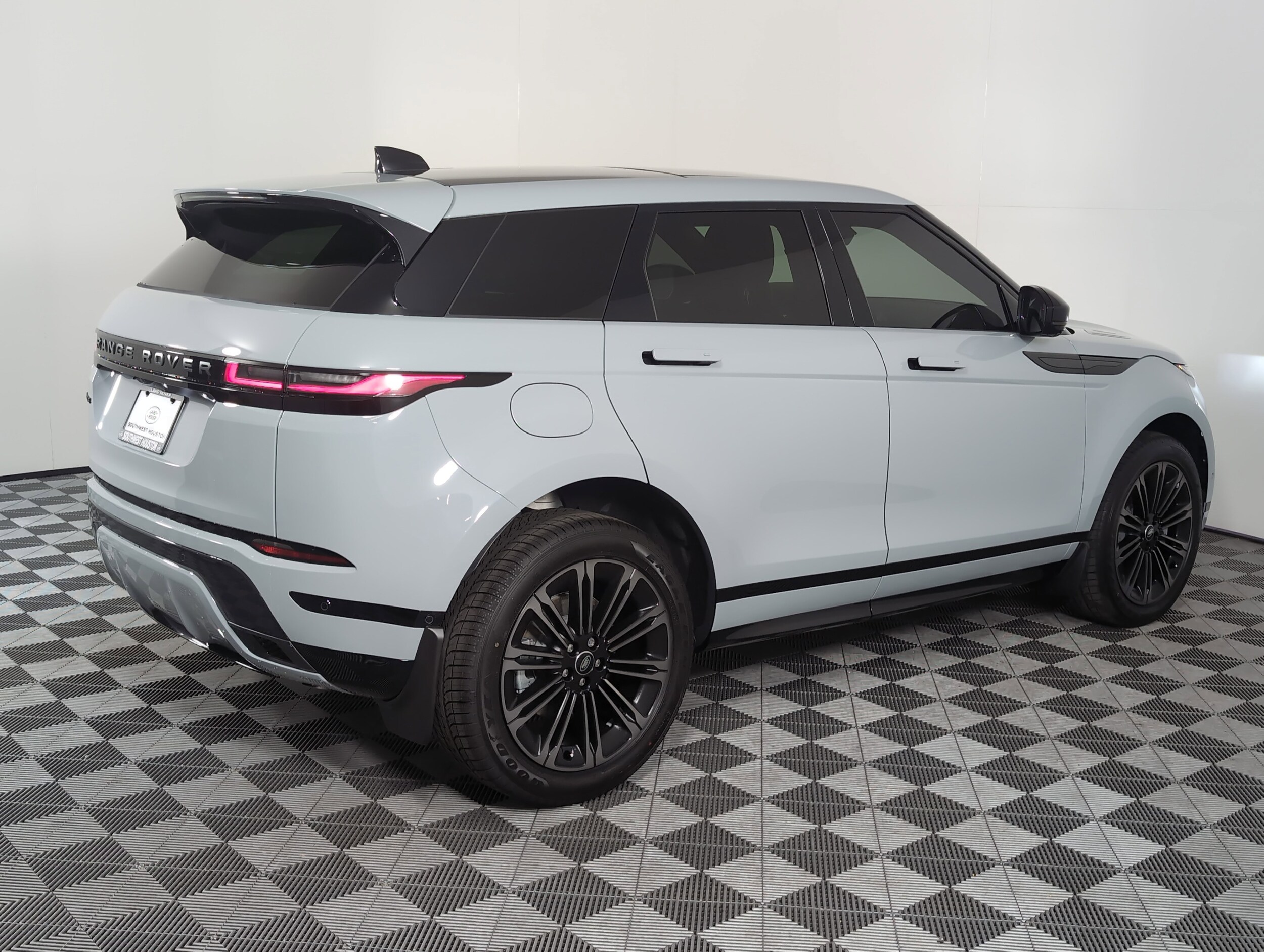 2026 Land Rover Range Rover Evoque Dynamic SE photo 2