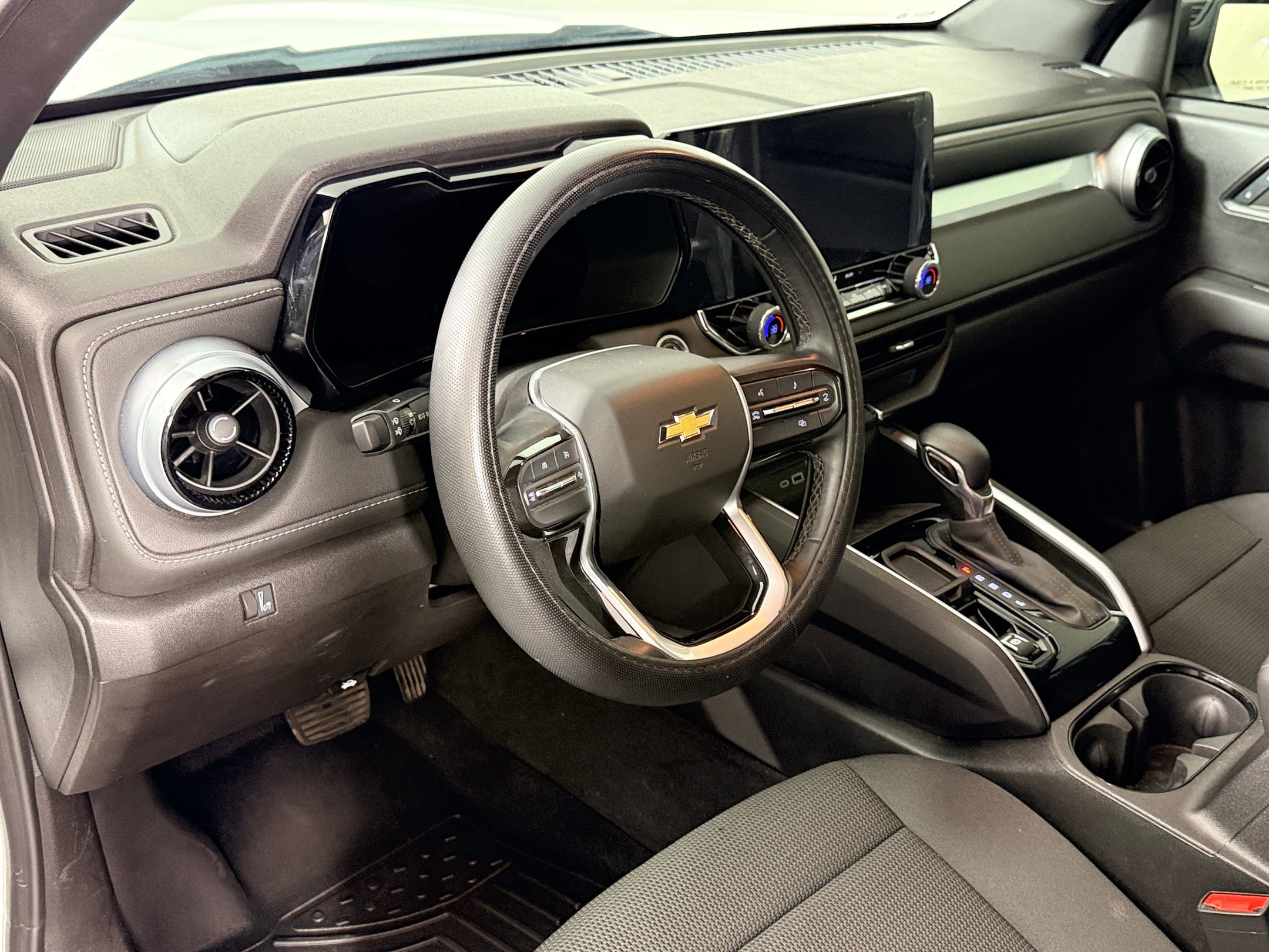 2024 Chevrolet Colorado LT photo 4