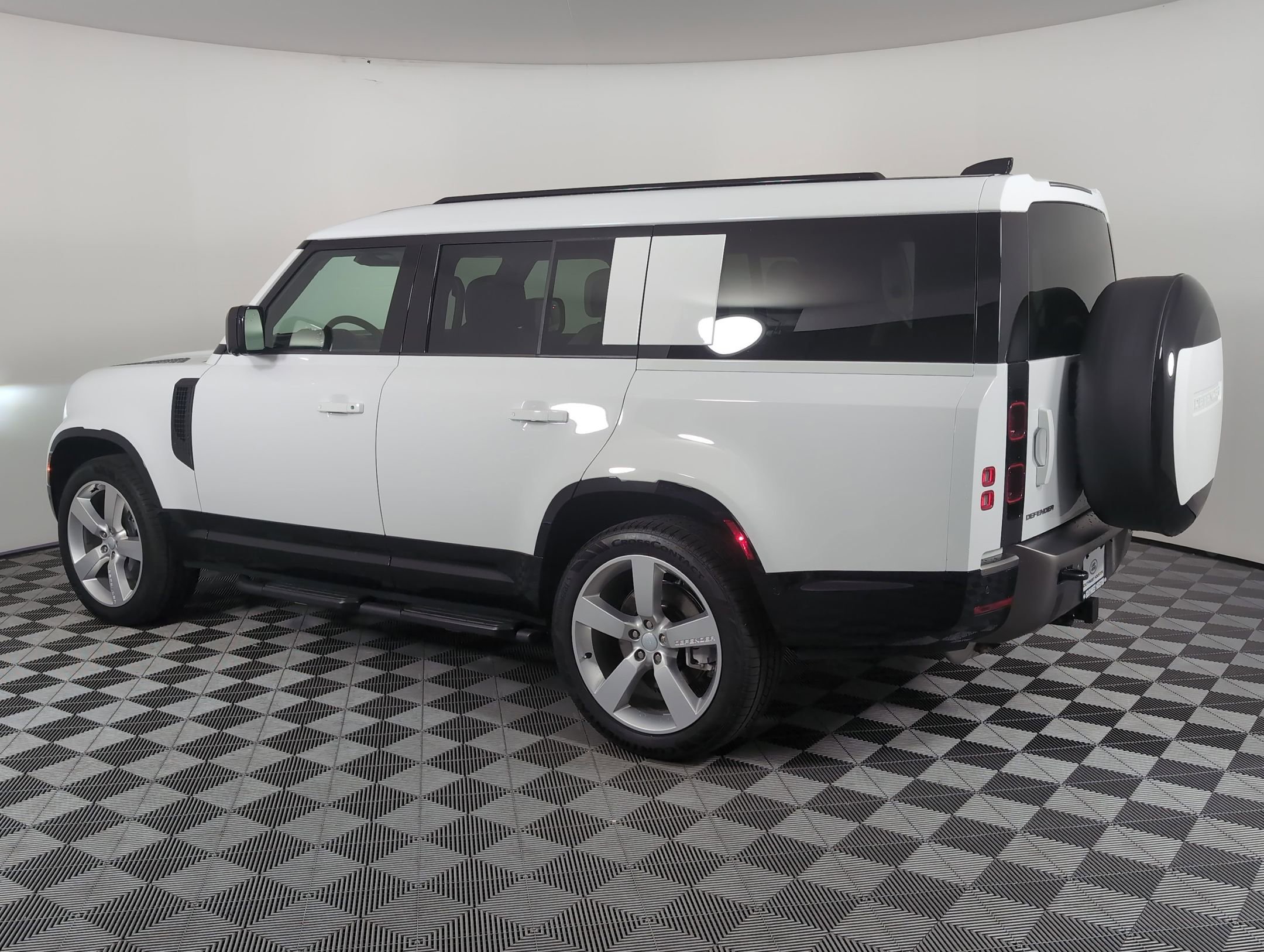2025 Land Rover Defender 130 X-Dynamic SE photo 3
