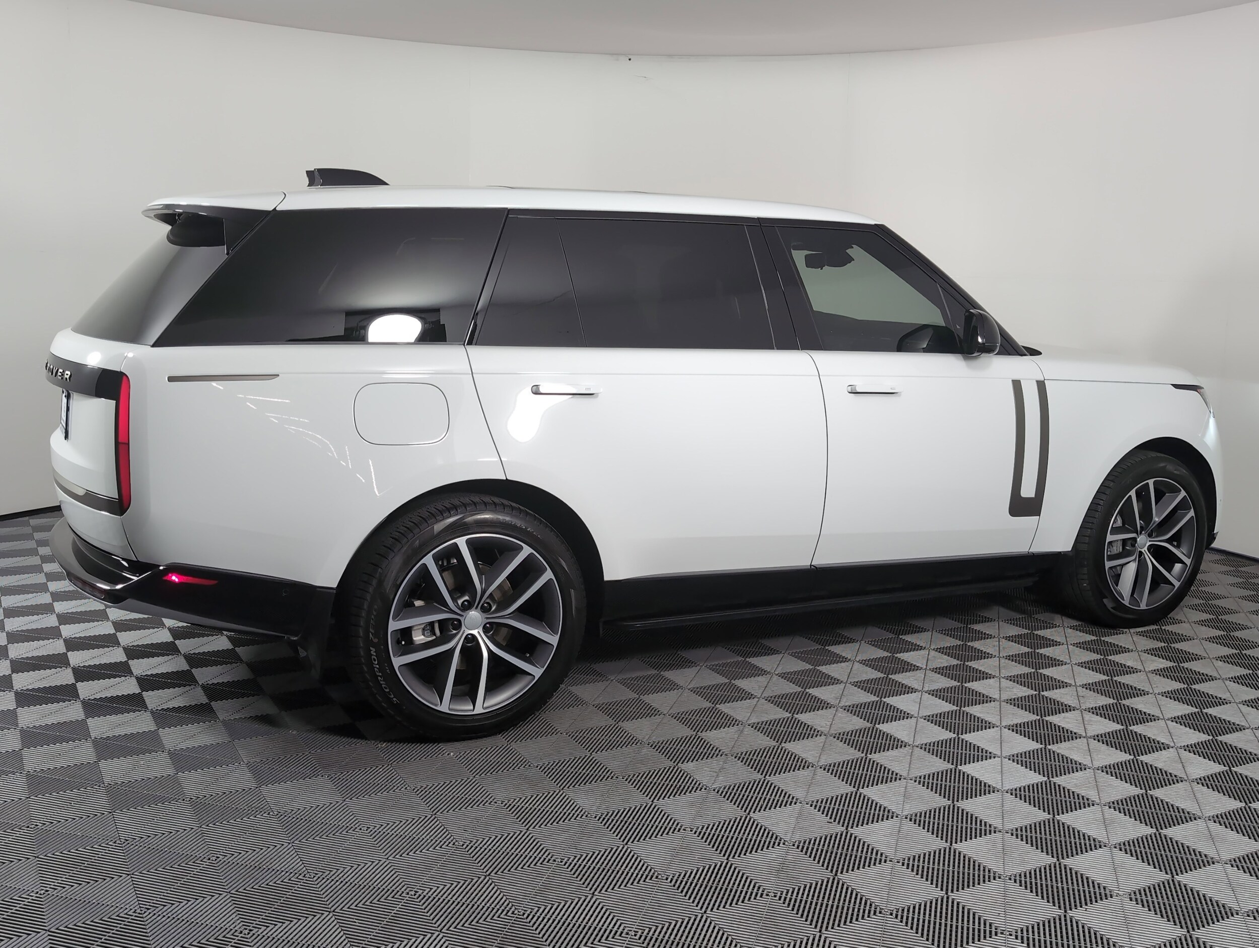 2025 Land Rover Range Rover SE photo 2
