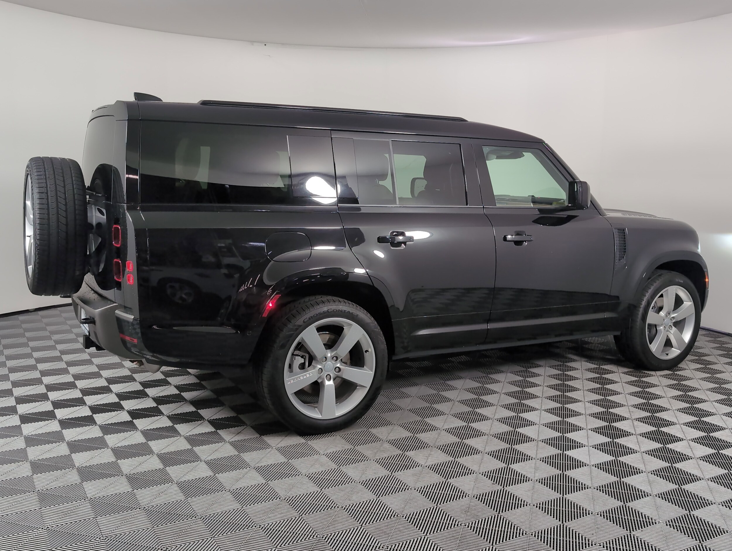 2025 Land Rover Defender 130 X-Dynamic SE photo 2