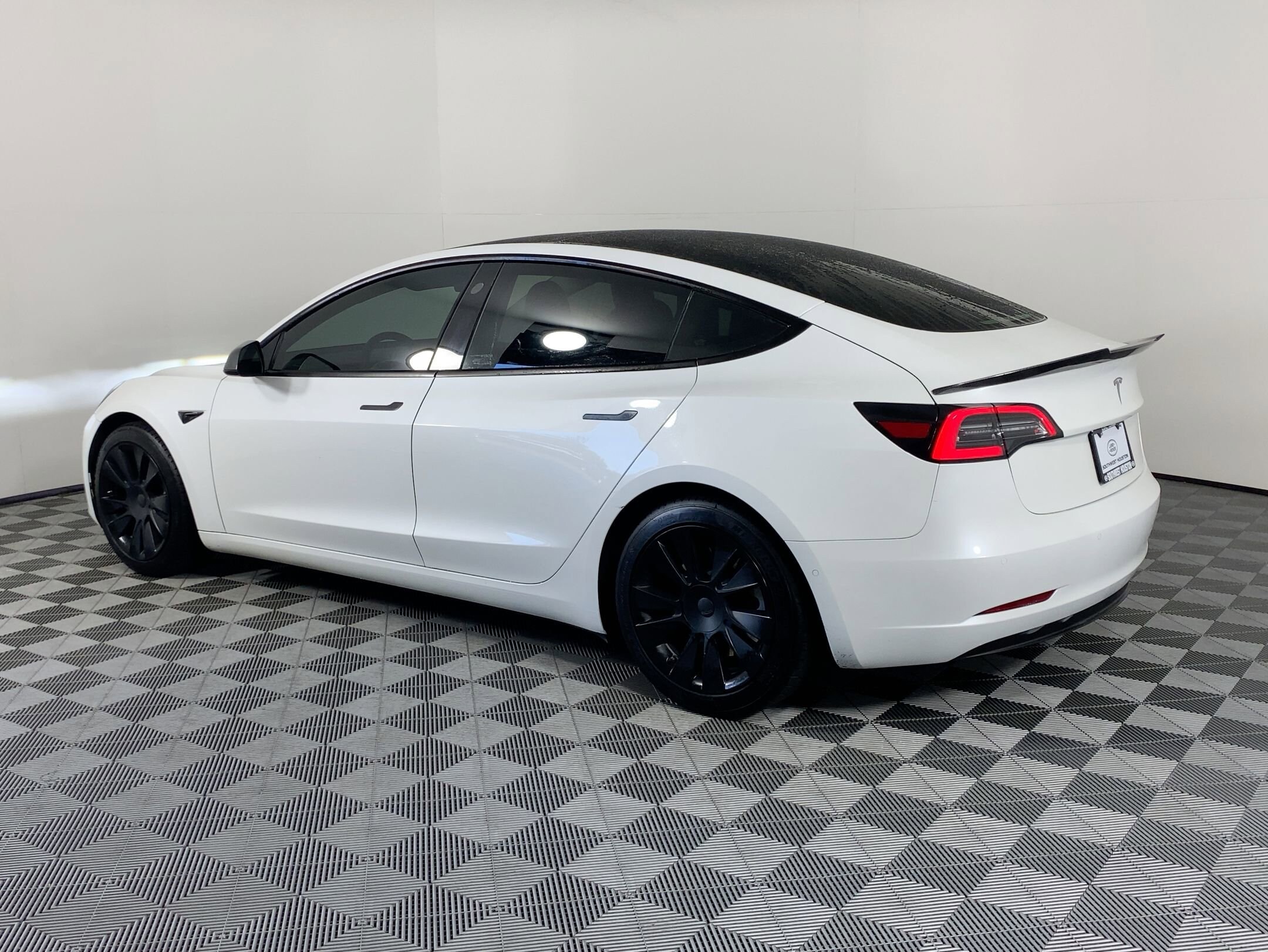 2021 Tesla Model 3 Standard Range Plus photo 3