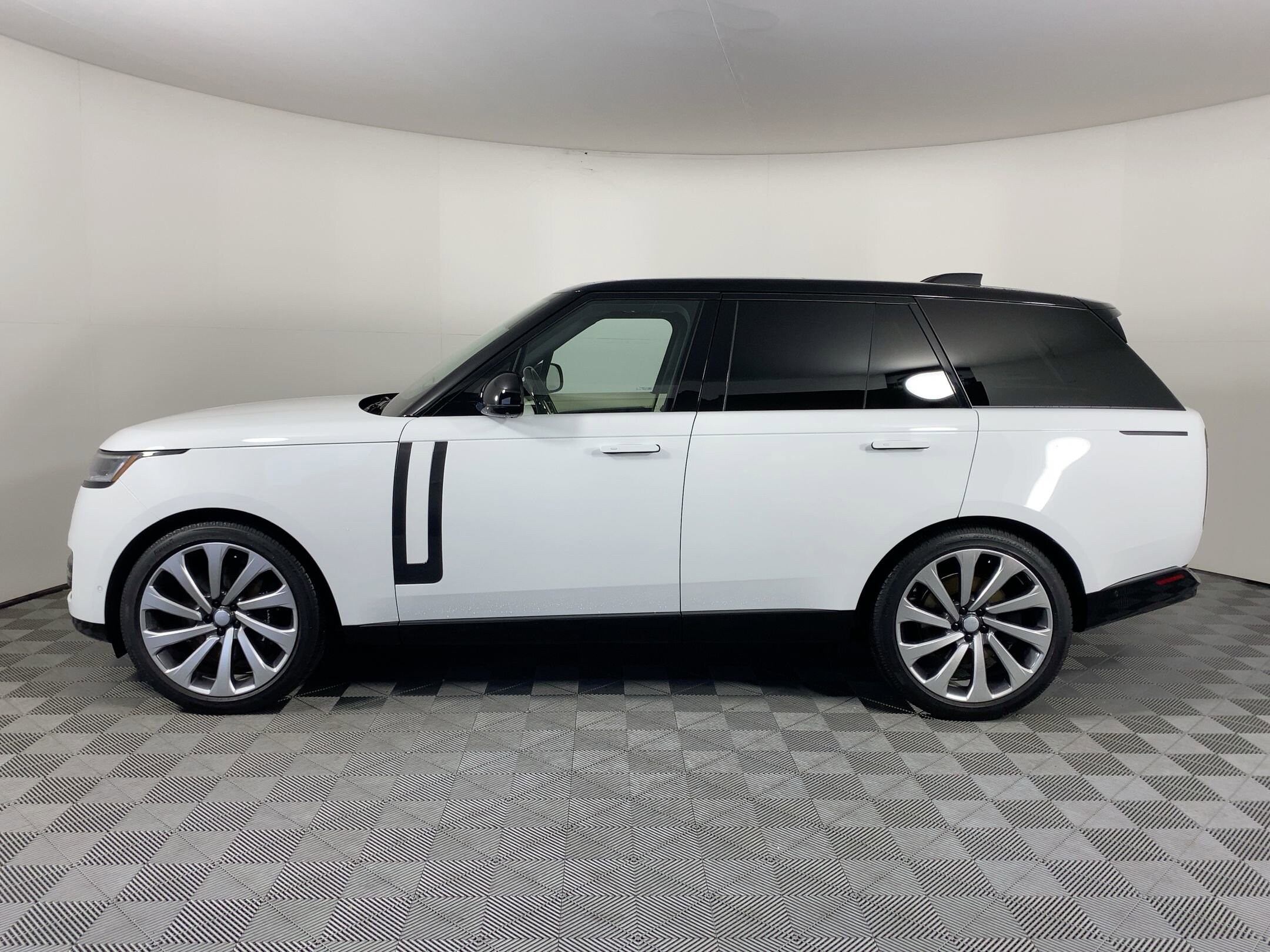 2025 Land Rover Range Rover SE photo 2