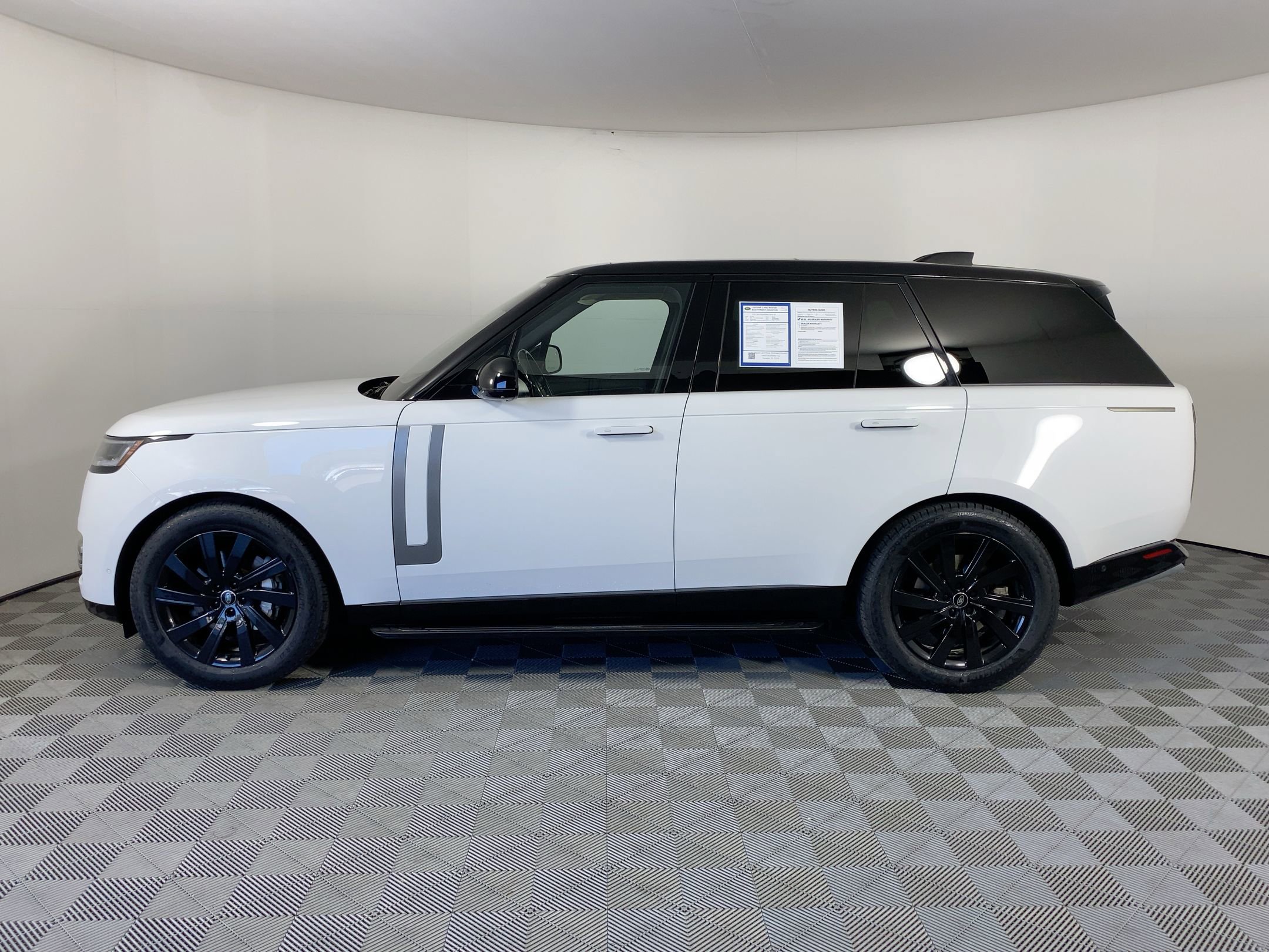 2023 Land Rover Range Rover SE photo 2