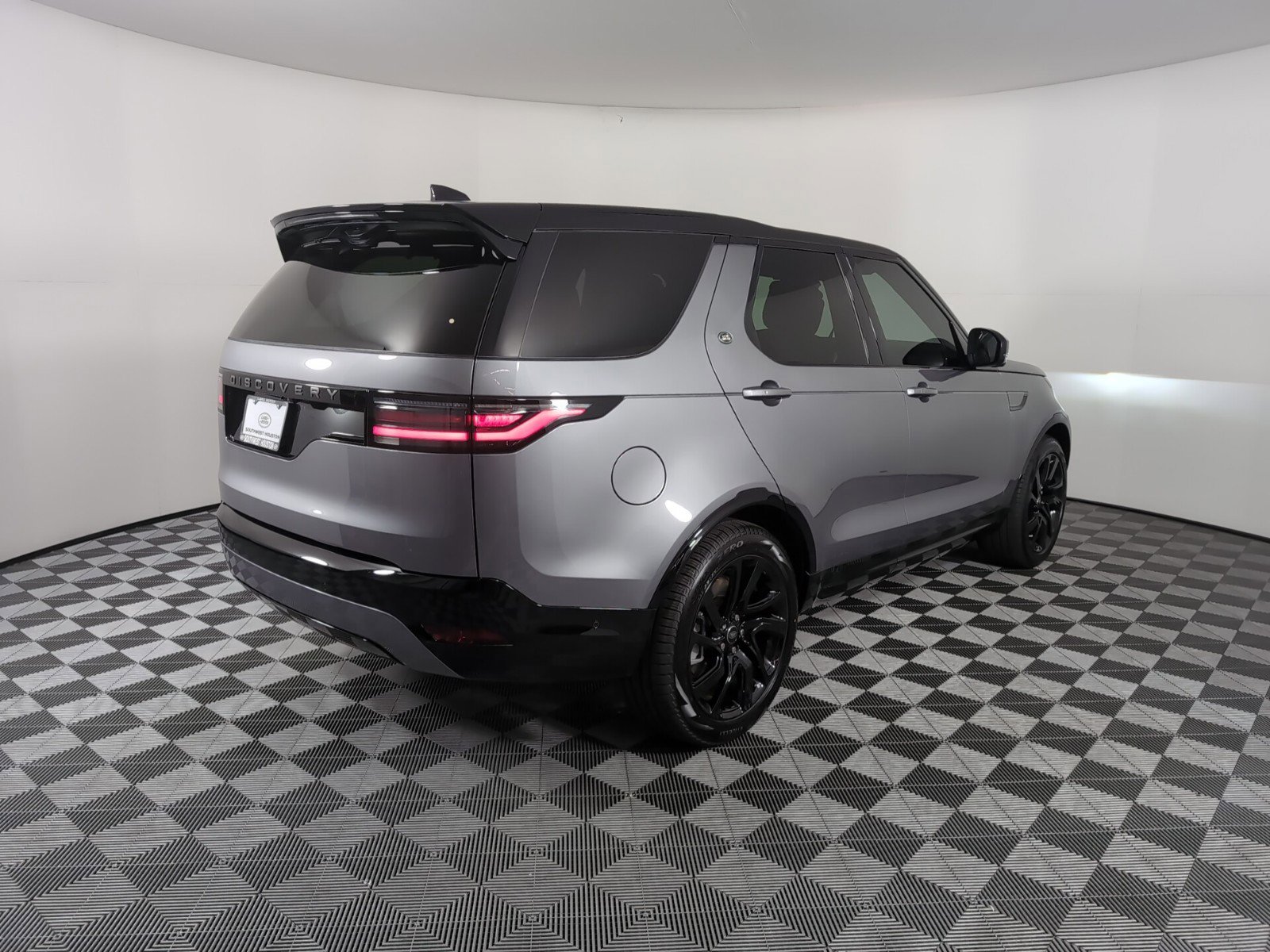 2025 Land Rover Discovery SE photo 2
