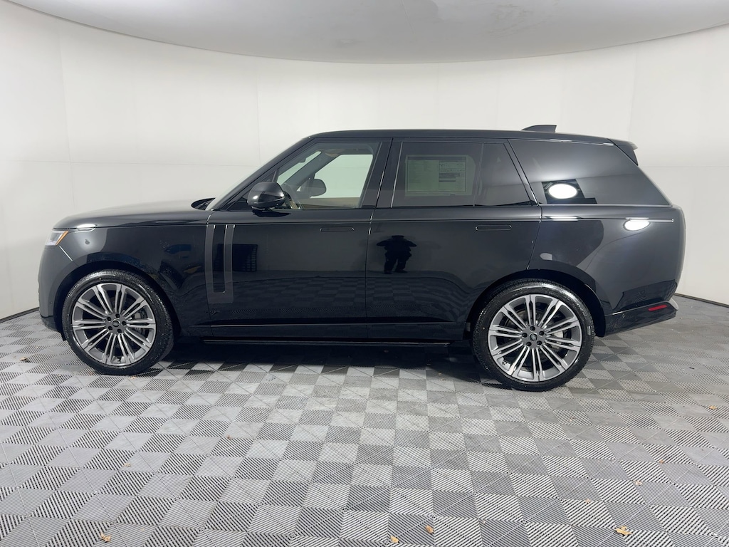 New 2025 Land Rover Range Rover P400 SE SUV