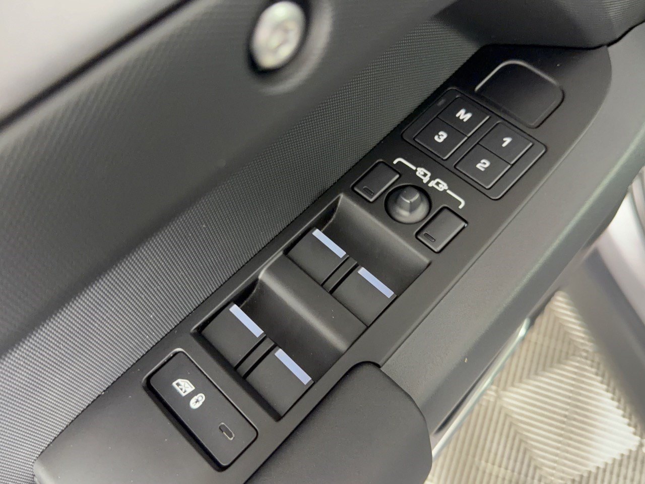 2024 Land Rover Defender X-Dynamic SE - Photo 17
