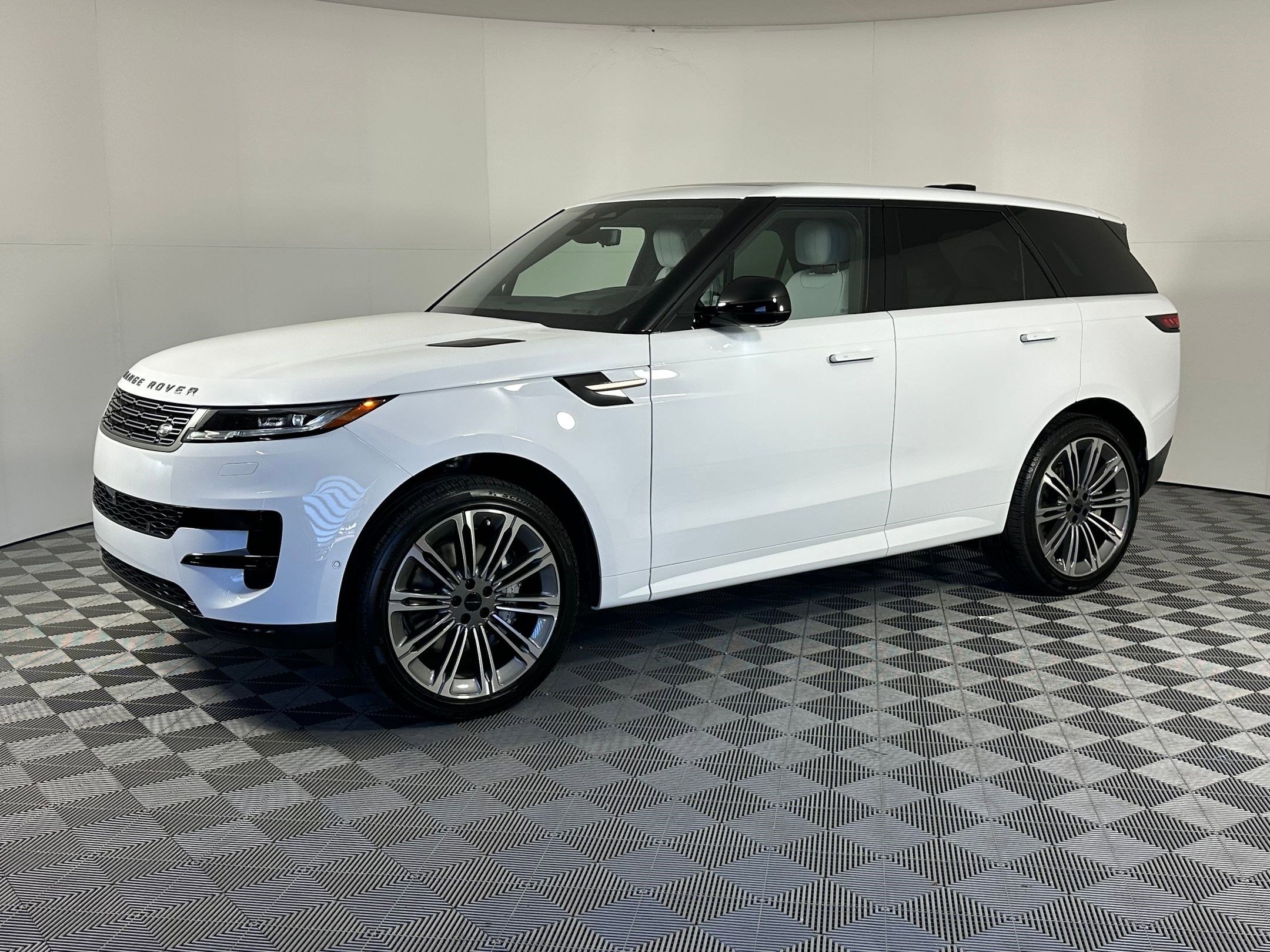 2026 Land Rover Range Rover Sport SE's photo