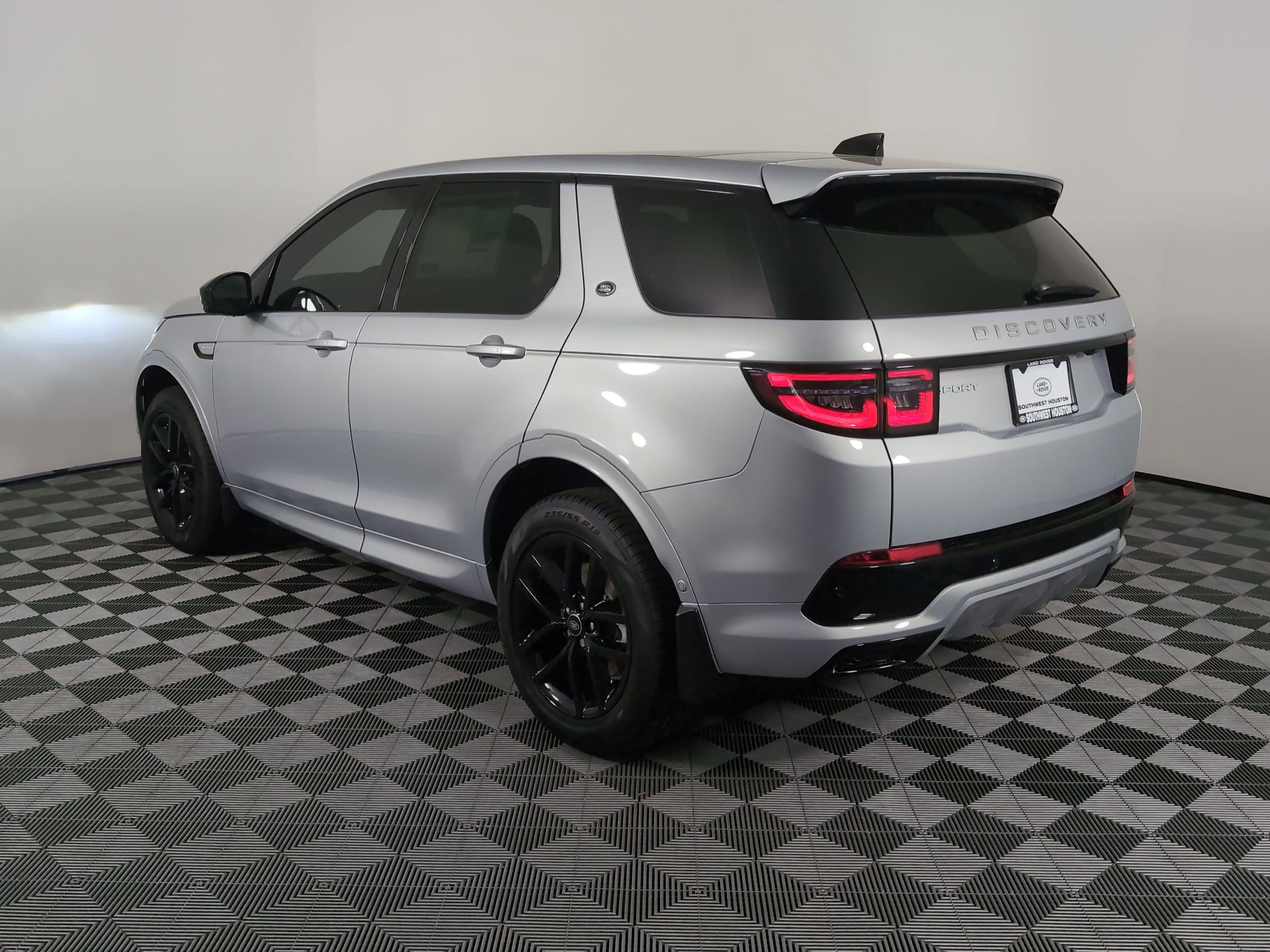 2025 Land Rover Discovery Sport S photo 3