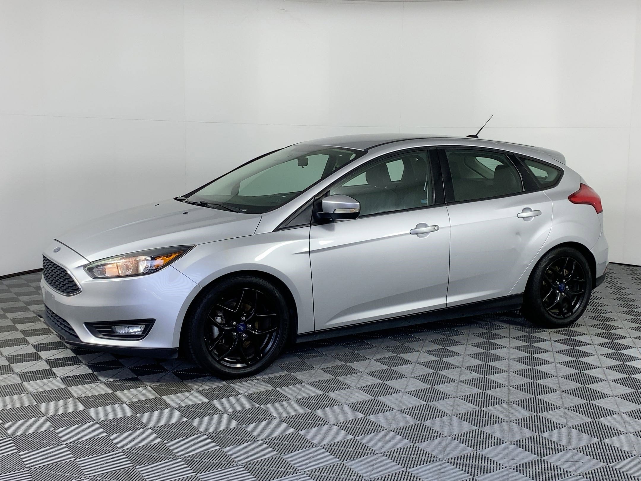 2016 Ford Focus SE's photo