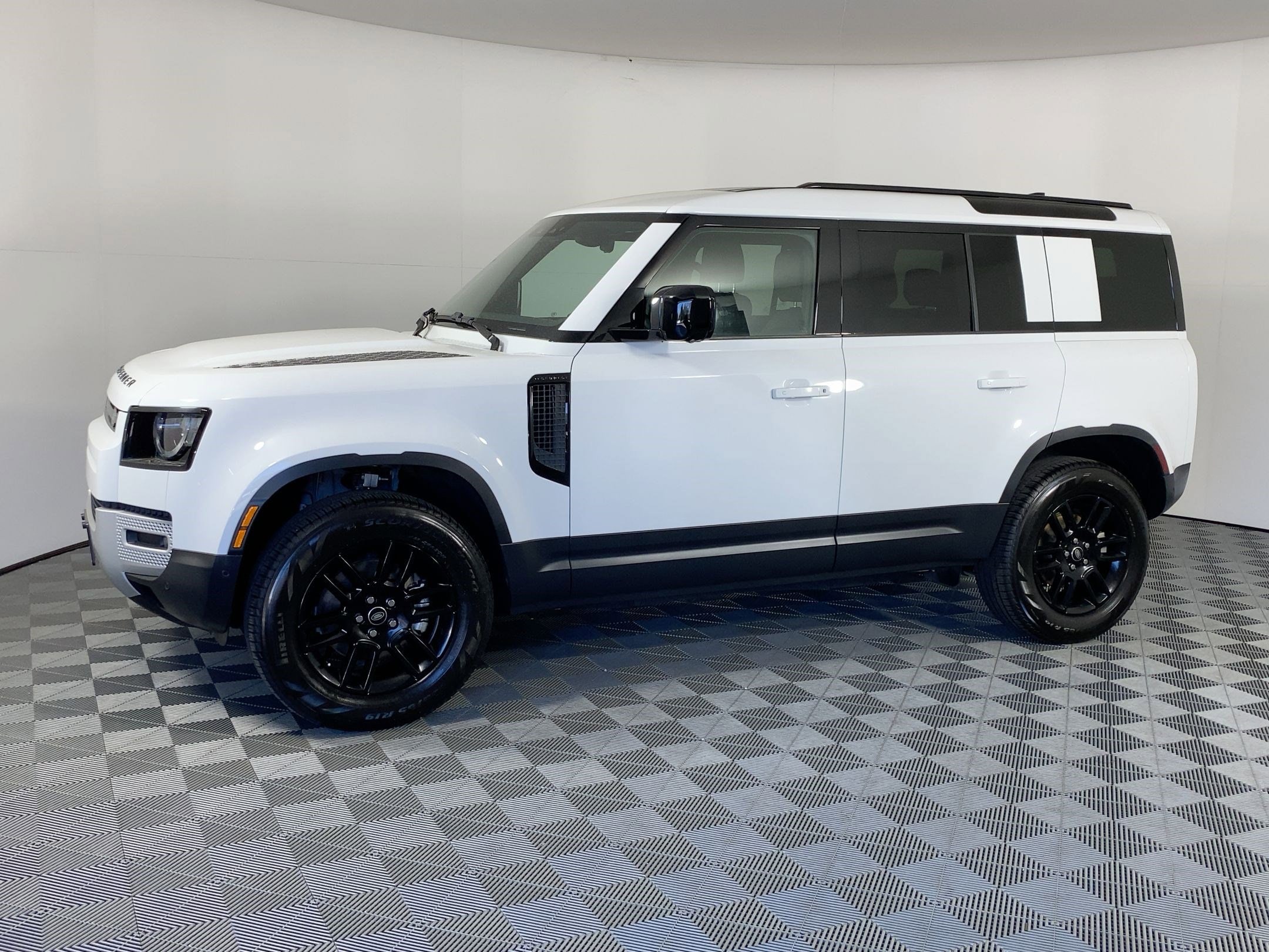 2025 Land Rover Defender S's photo