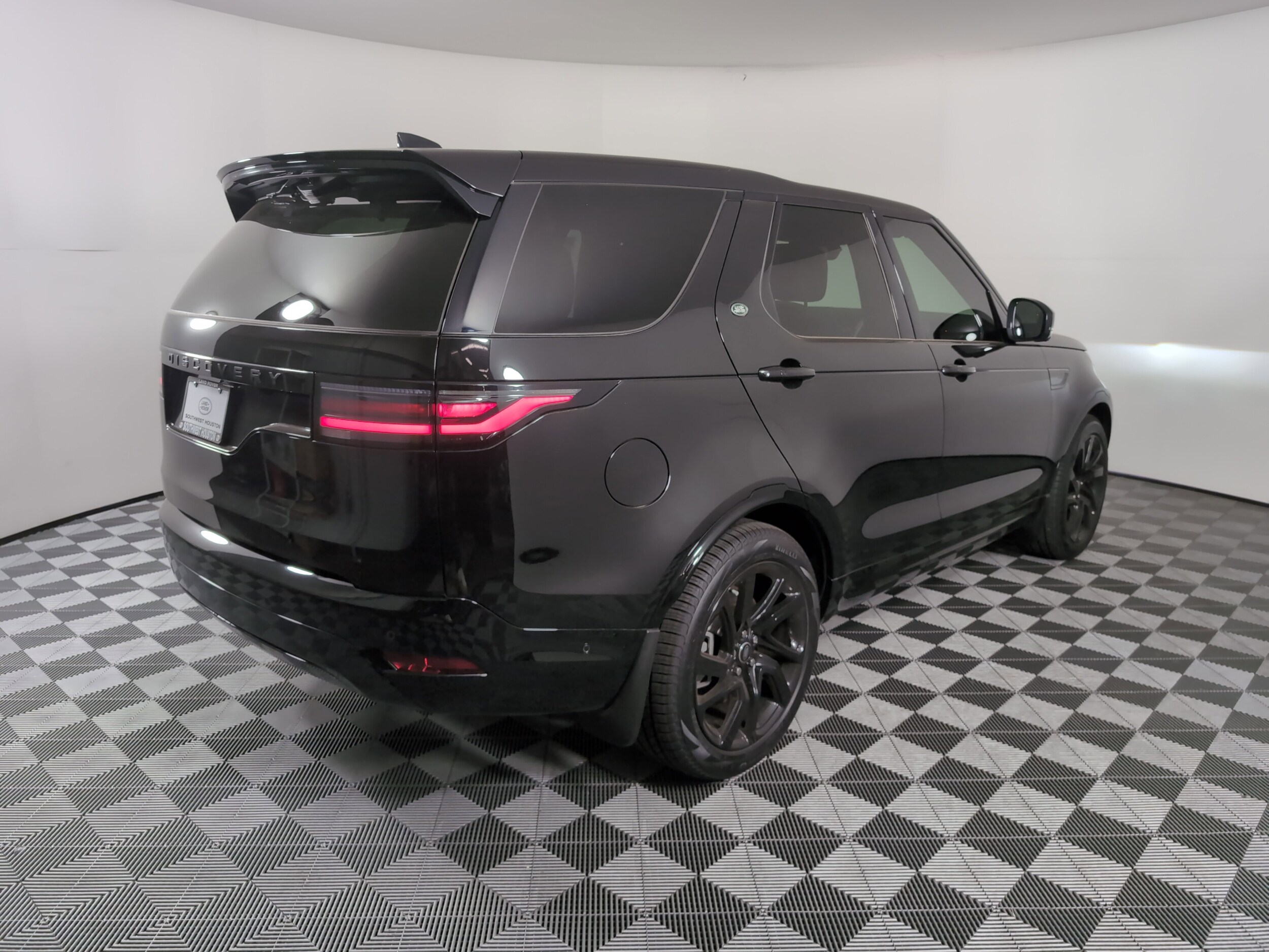 2025 Land Rover Discovery SE photo 2