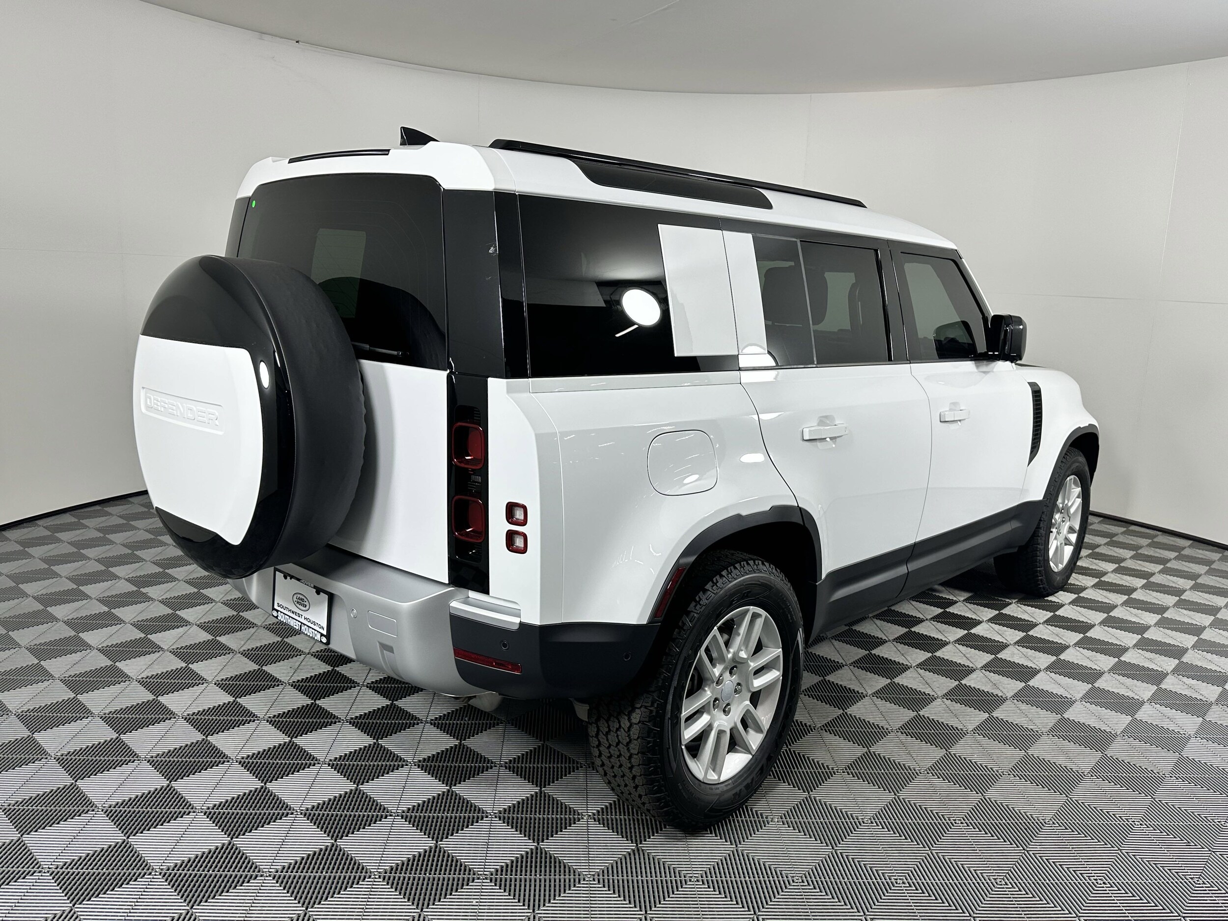 2025 Land Rover Defender S photo 2