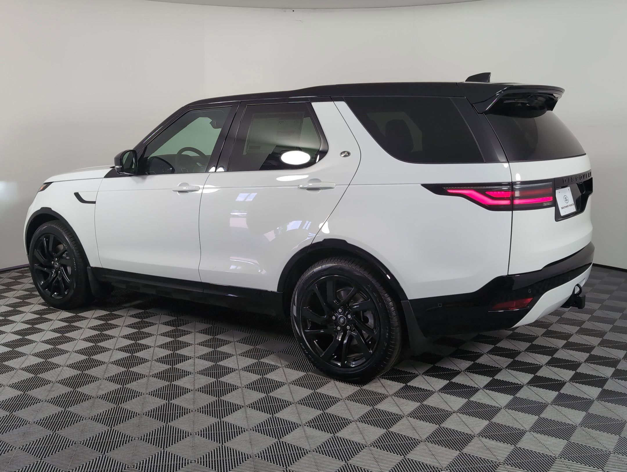 2025 Land Rover Discovery P300 Dynamic SE photo 2