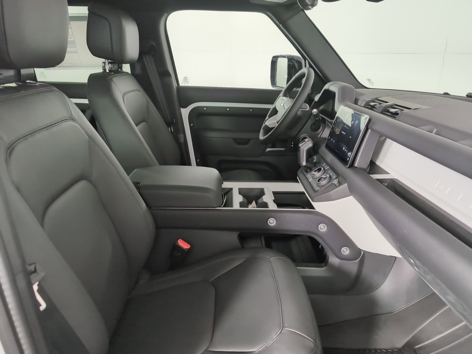 2025 Land Rover Defender S photo 3