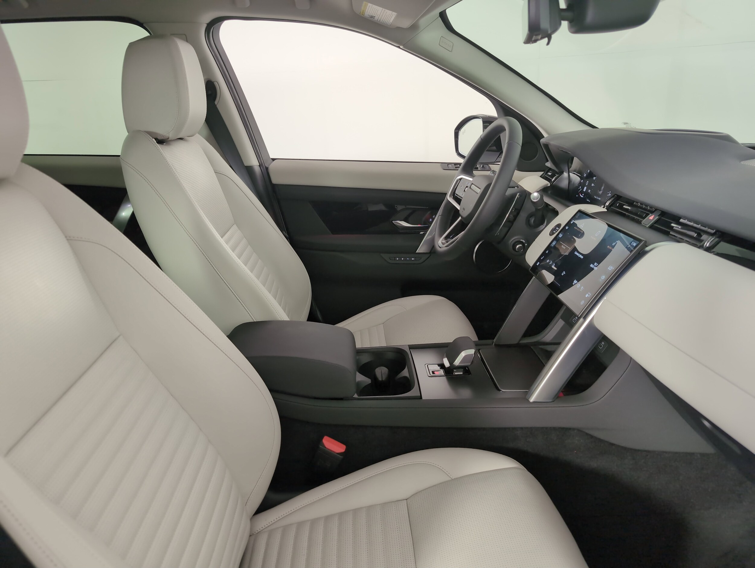2025 Land Rover Discovery Sport S photo 3