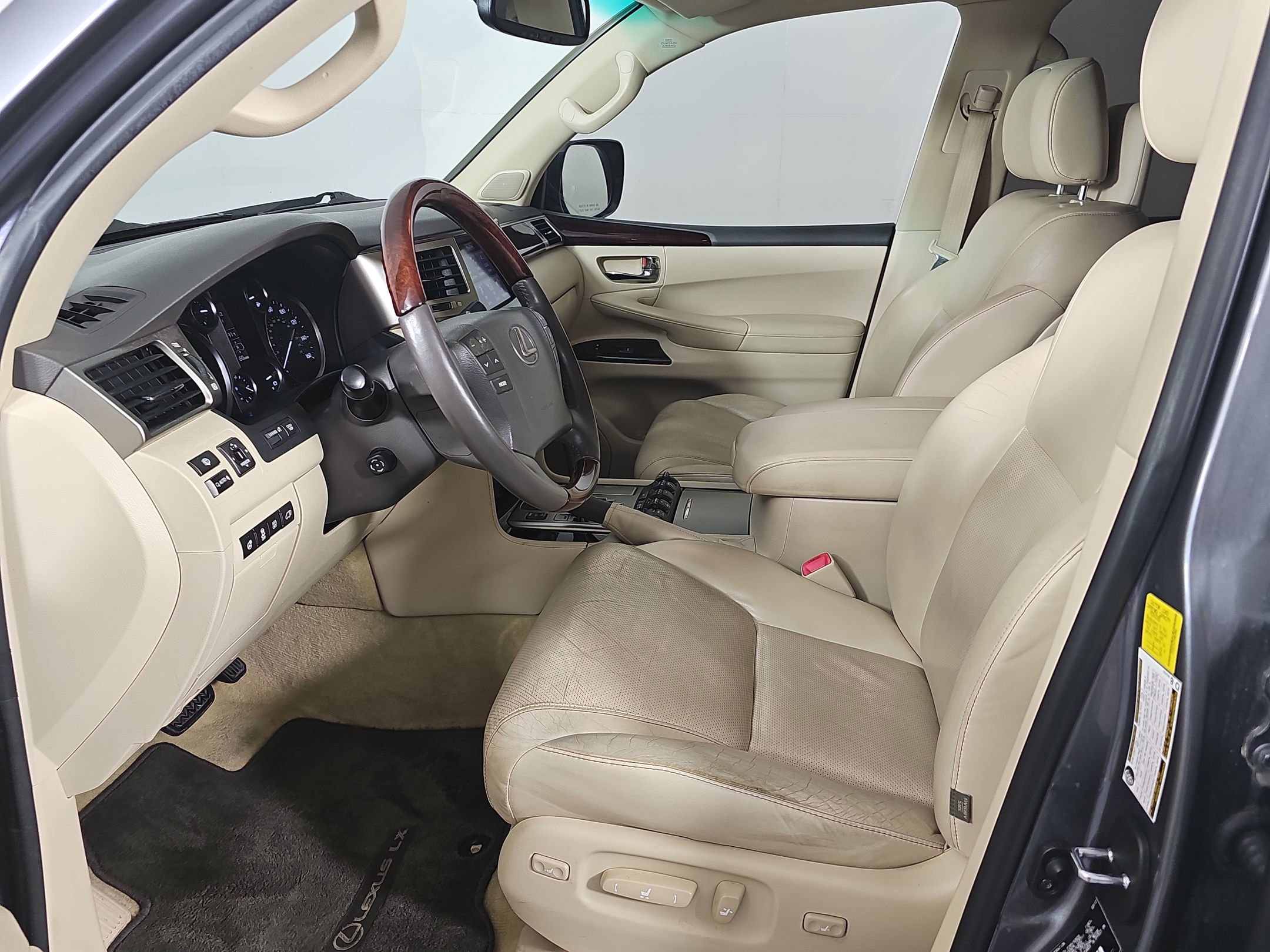 2013 Lexus LX 570 photo 4