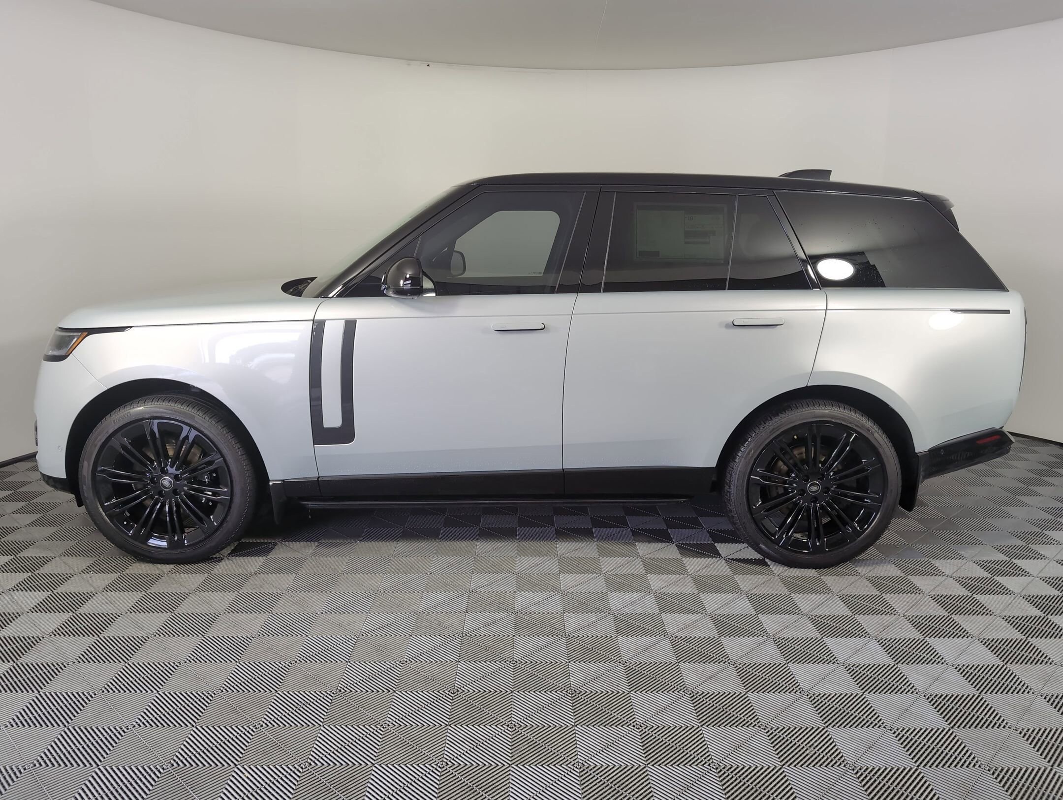 2025 Land Rover Range Rover SE photo 2