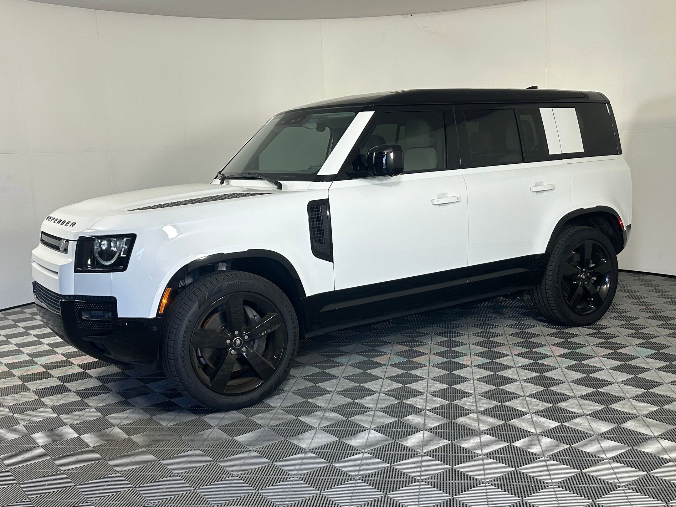 2025 Land Rover Defender X-Dynamic SE's photo