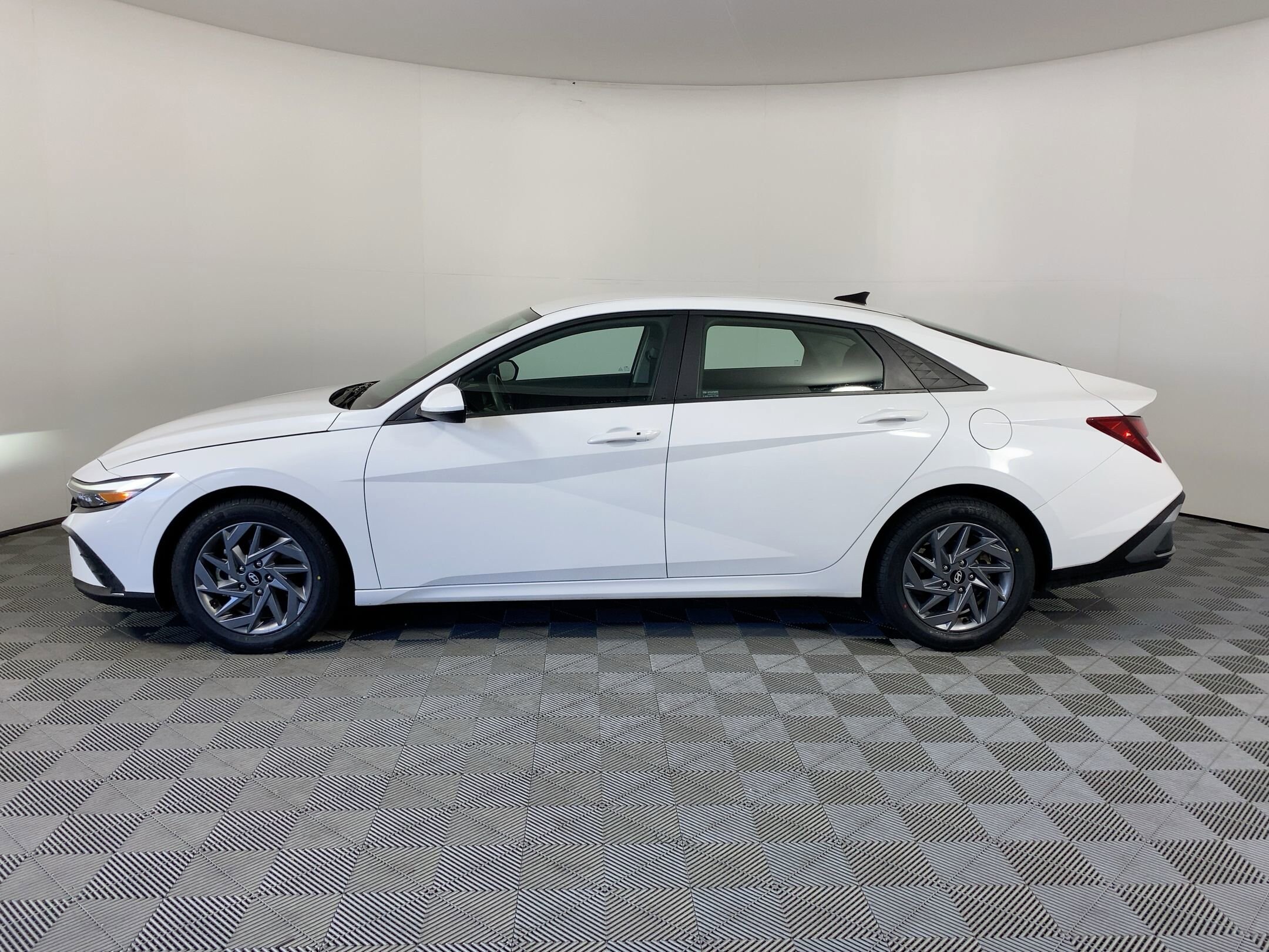 2024 Hyundai Elantra SEL photo 2