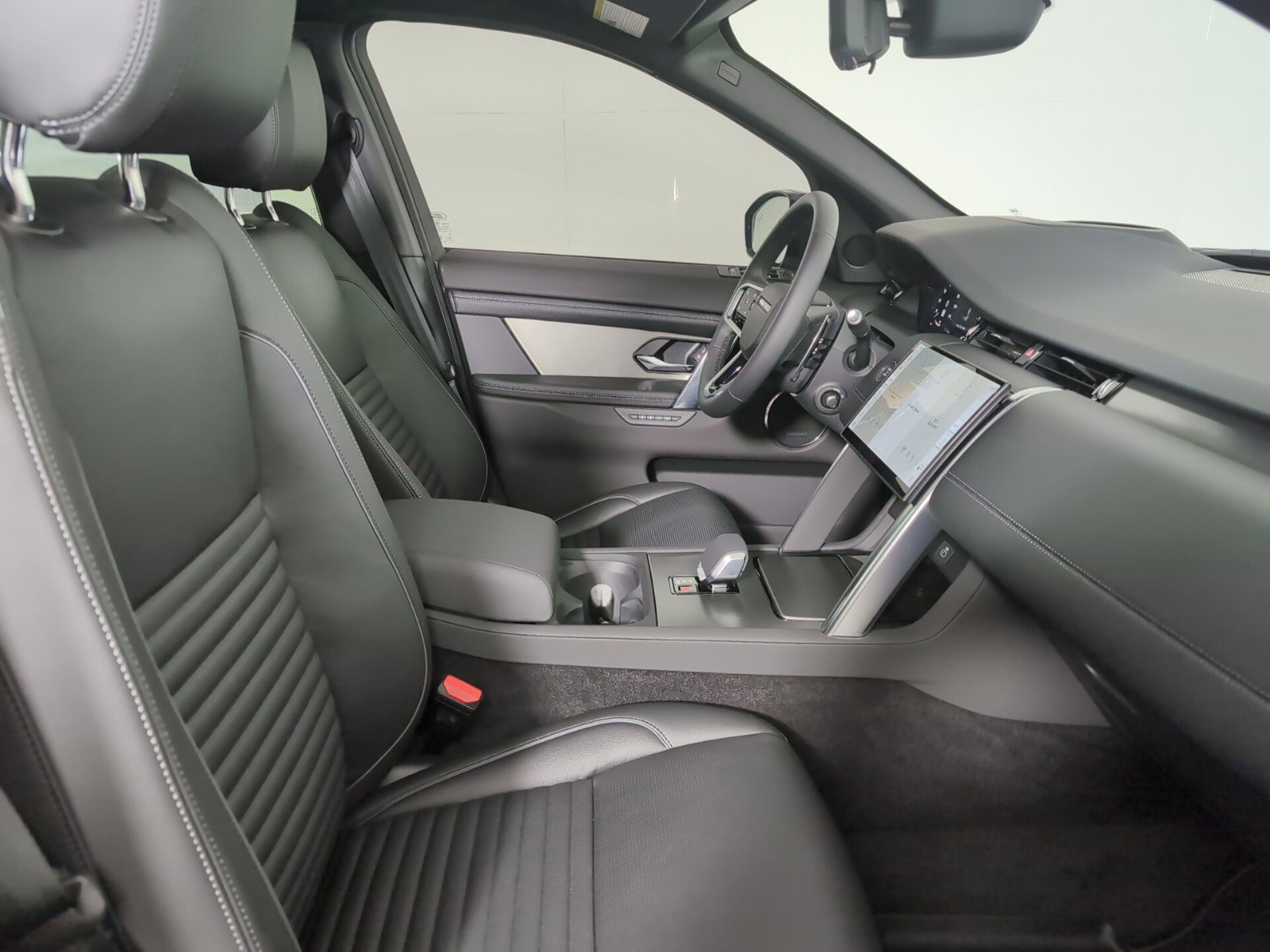 2025 Land Rover Discovery Sport Dynamic SE photo 3