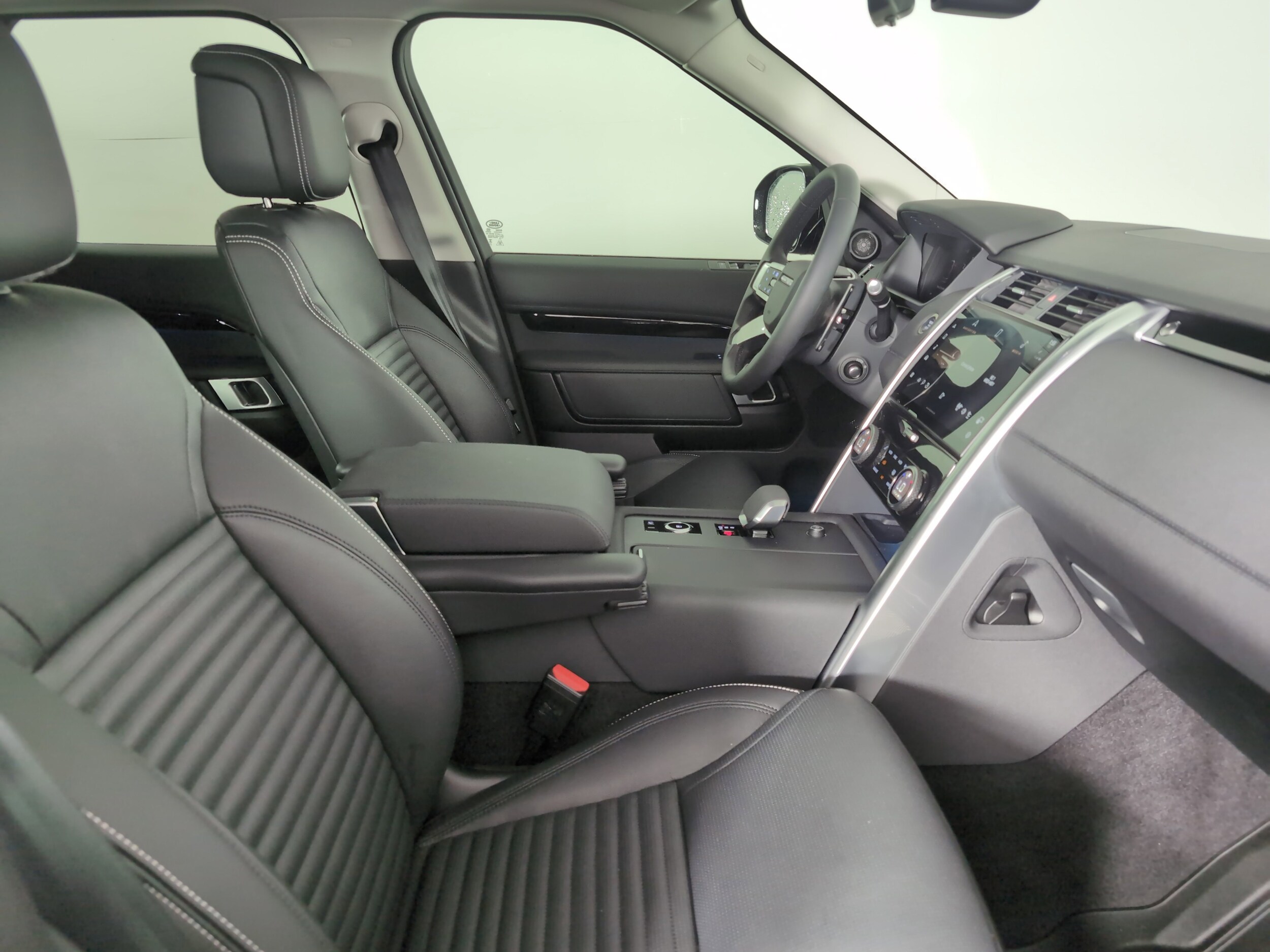 2024 Land Rover Discovery S photo 3