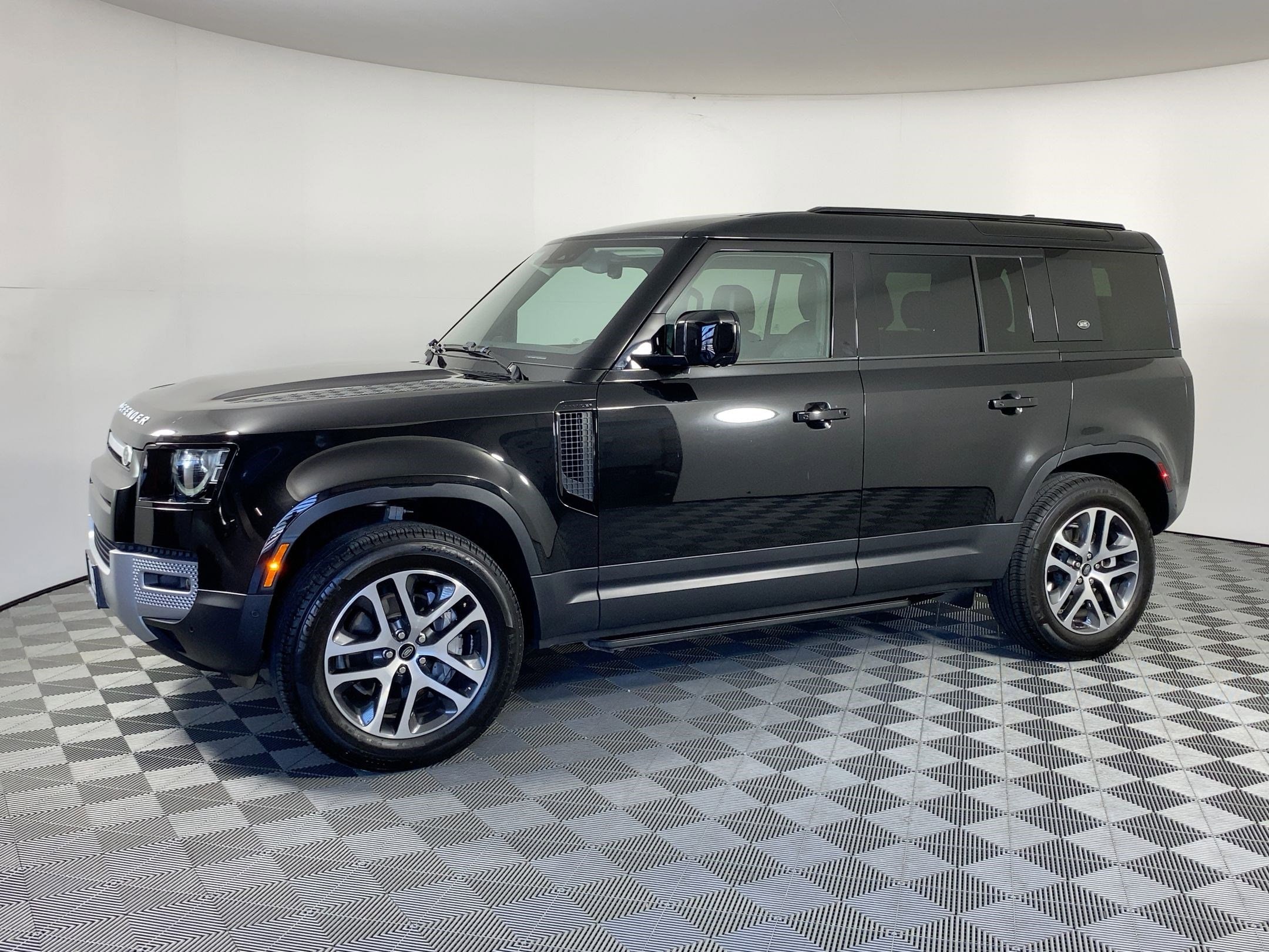 2022 Land Rover Defender SE's photo