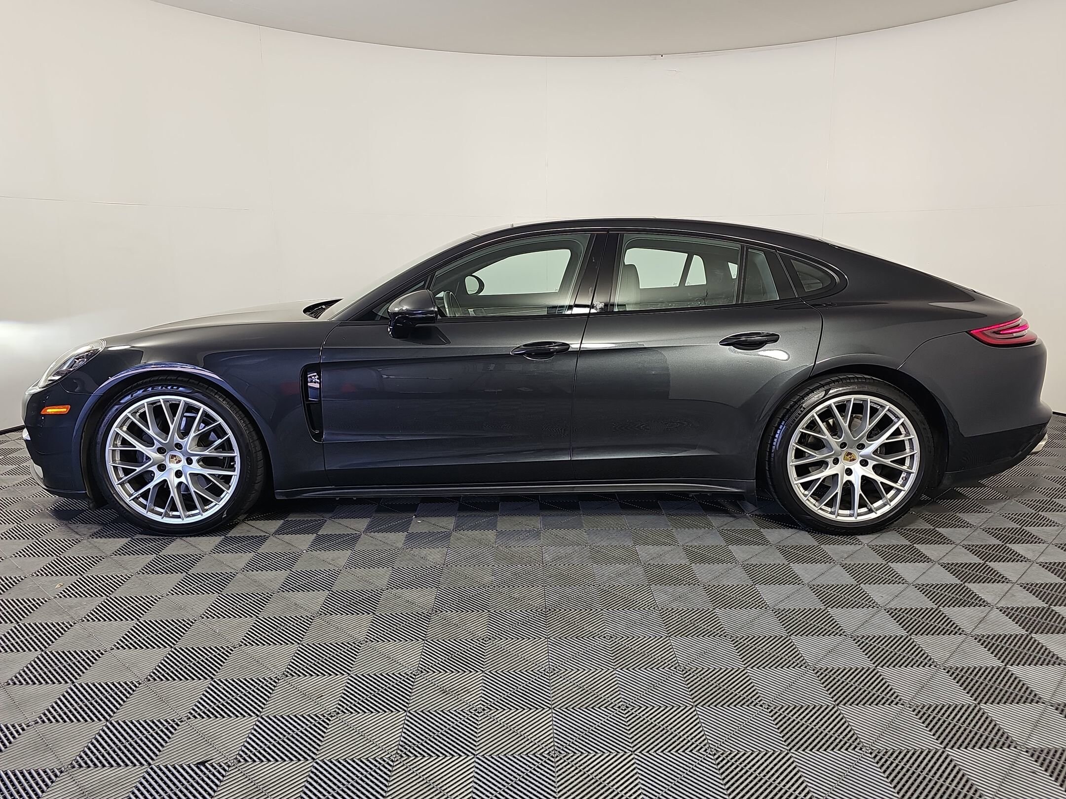 2020 Porsche Cayenne photo 2