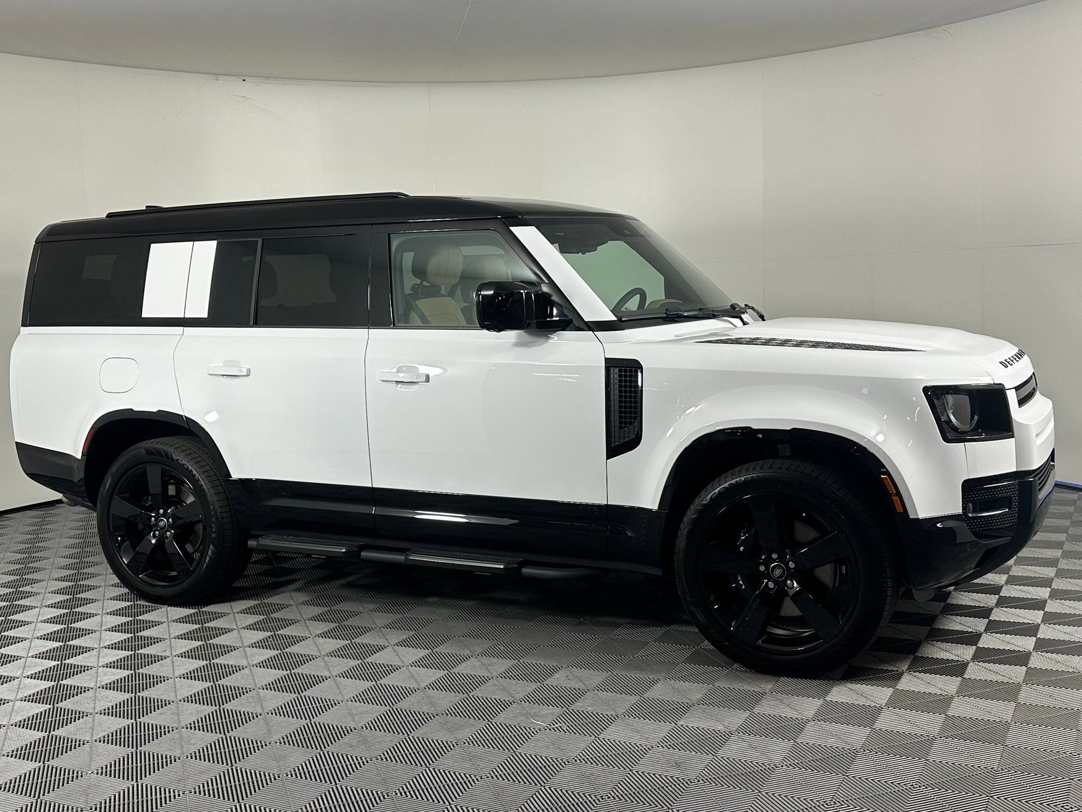 2025 Land Rover Defender 130 V8 photo 3