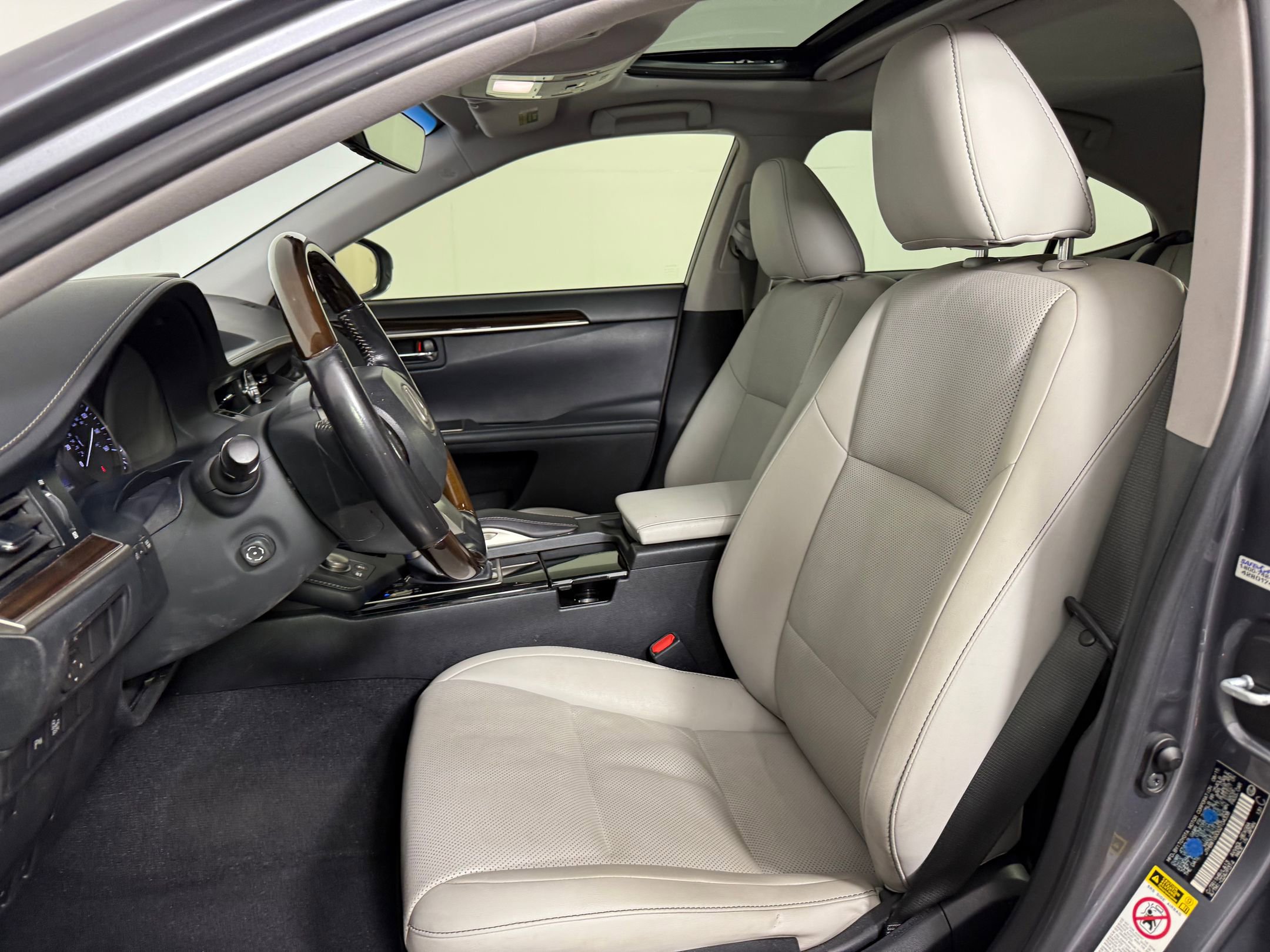 2016 Lexus ES 300h photo 3