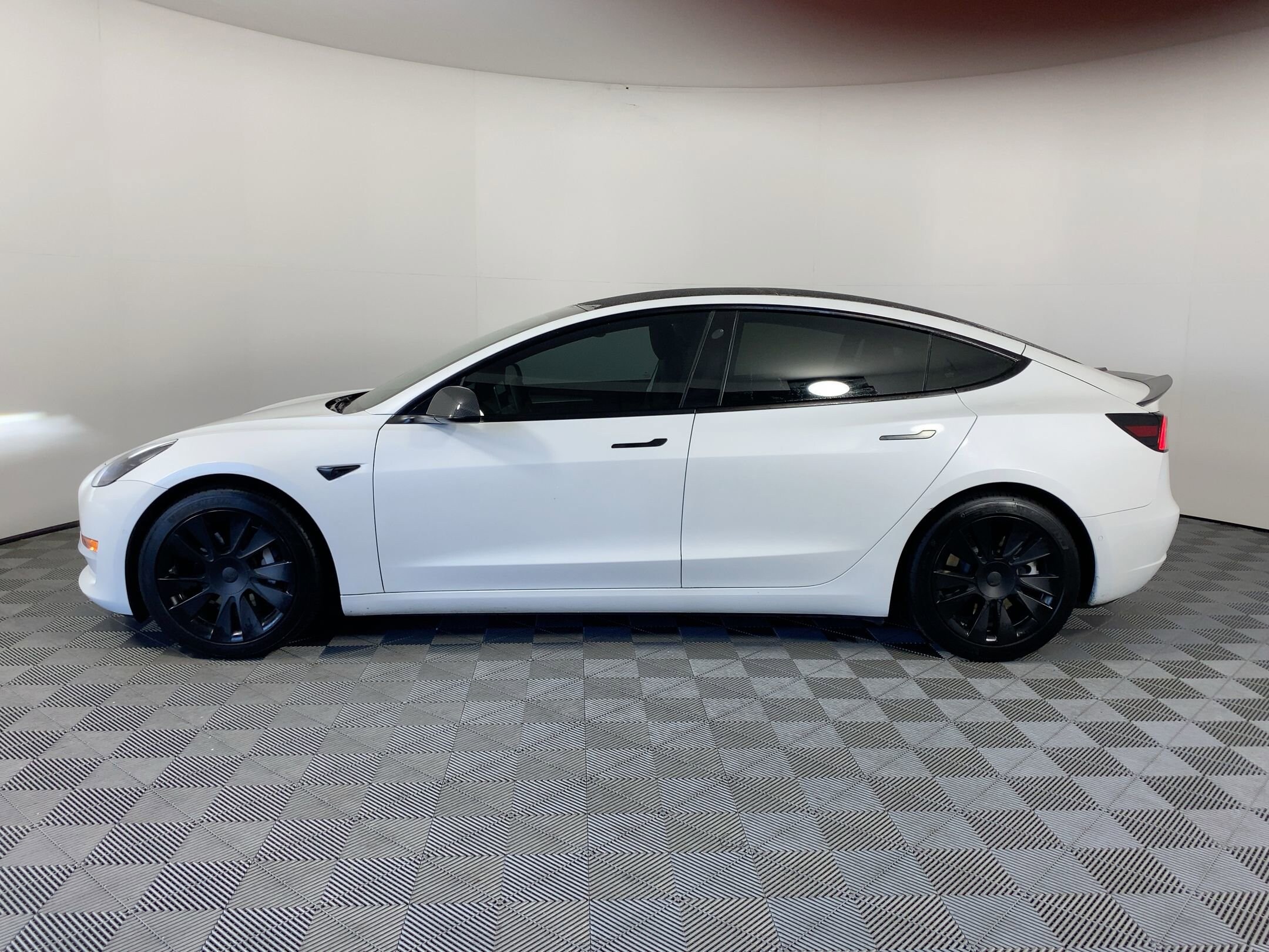 2021 Tesla Model 3 Standard Range Plus photo 2