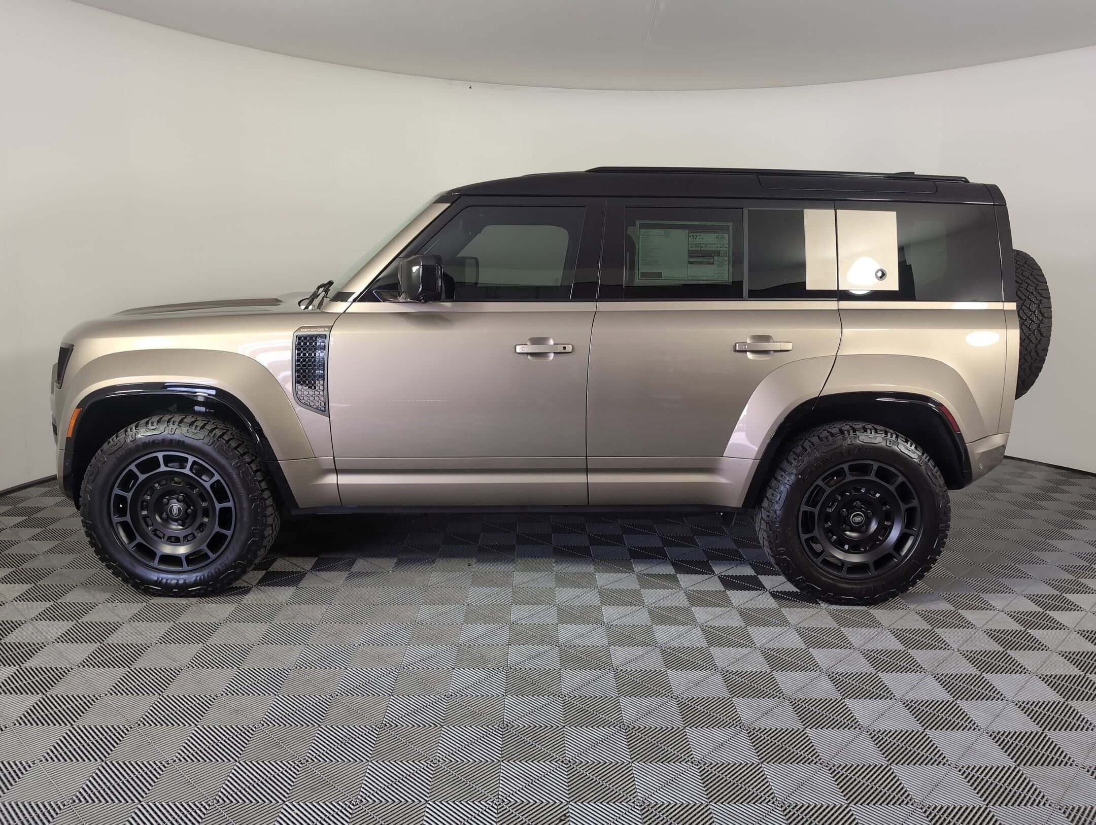 2025 Land Rover Defender 110 photo 2