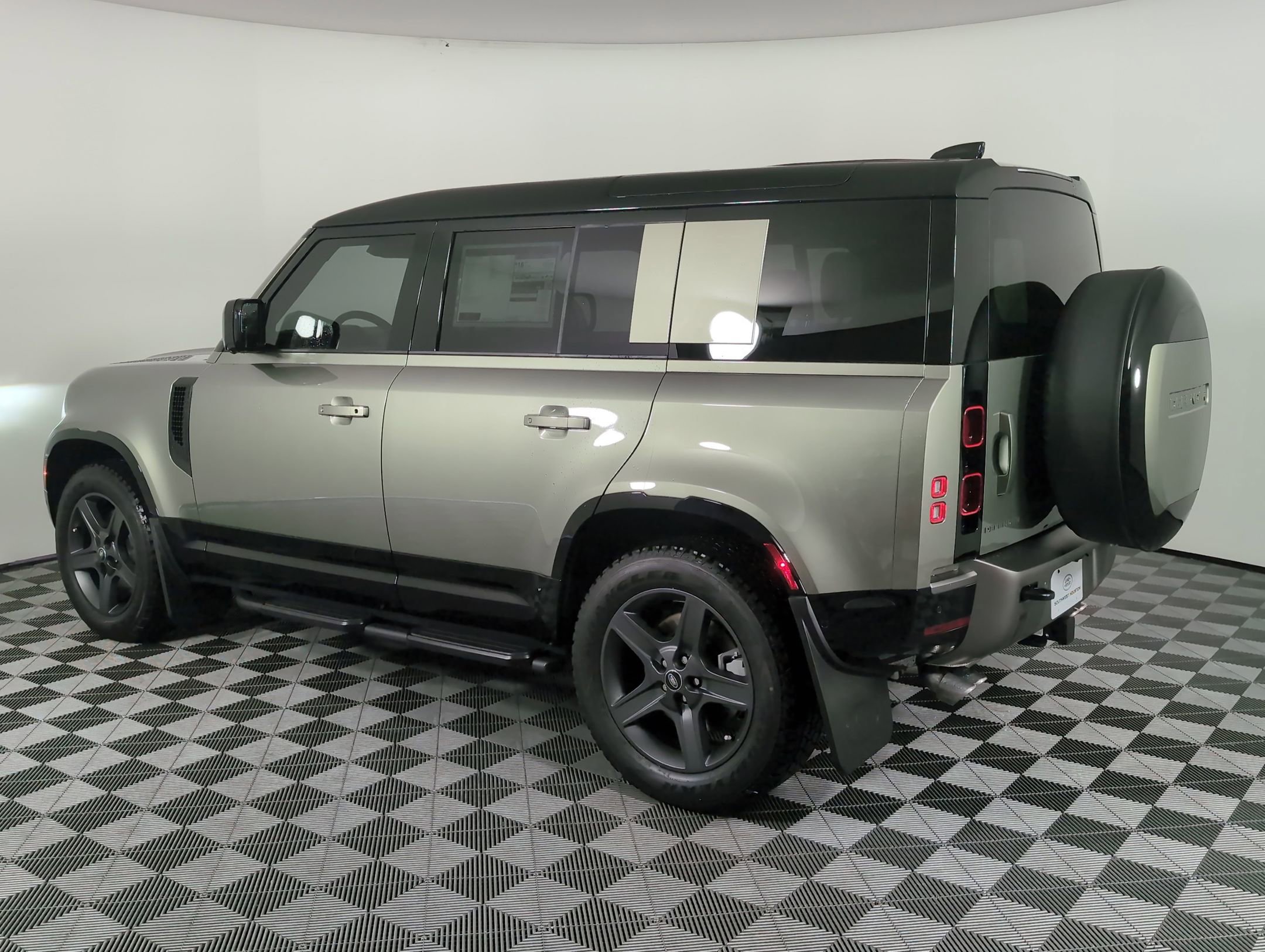 2025 Land Rover Defender 110 X-Dynamic SE photo 3