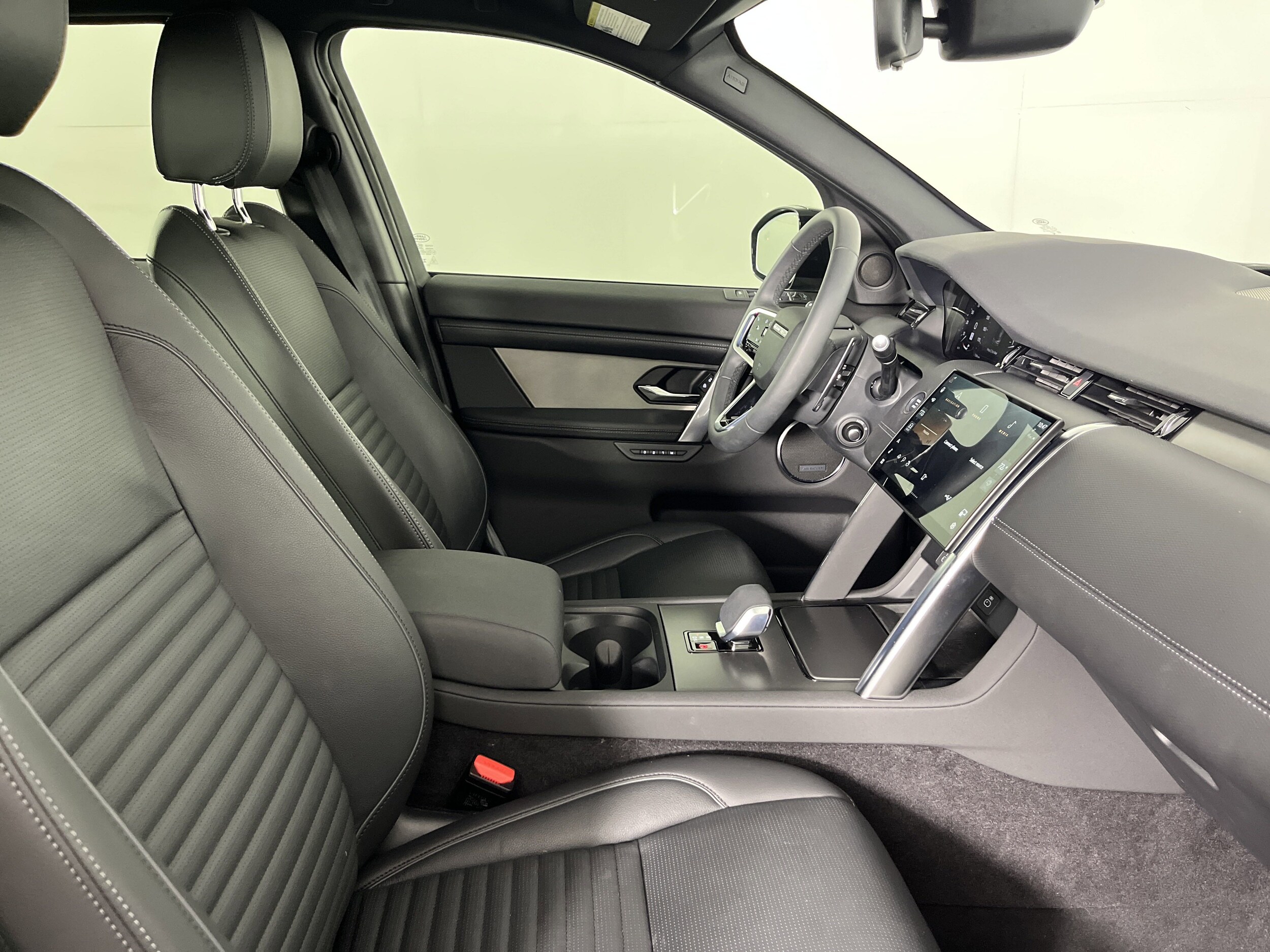 2024 Land Rover Discovery Sport Dynamic SE photo 3