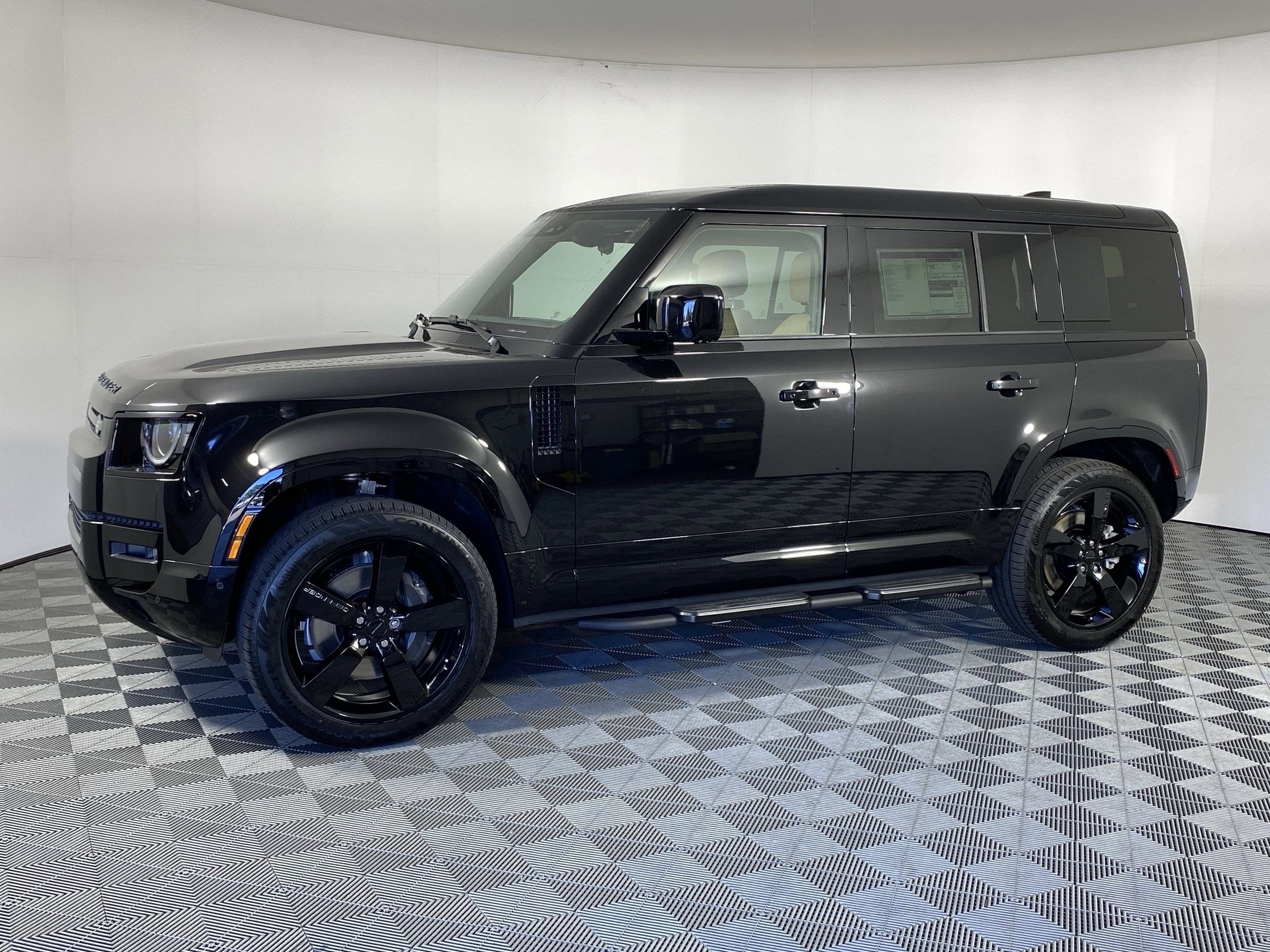 2026 Land Rover Defender X-Dynamic SE's photo