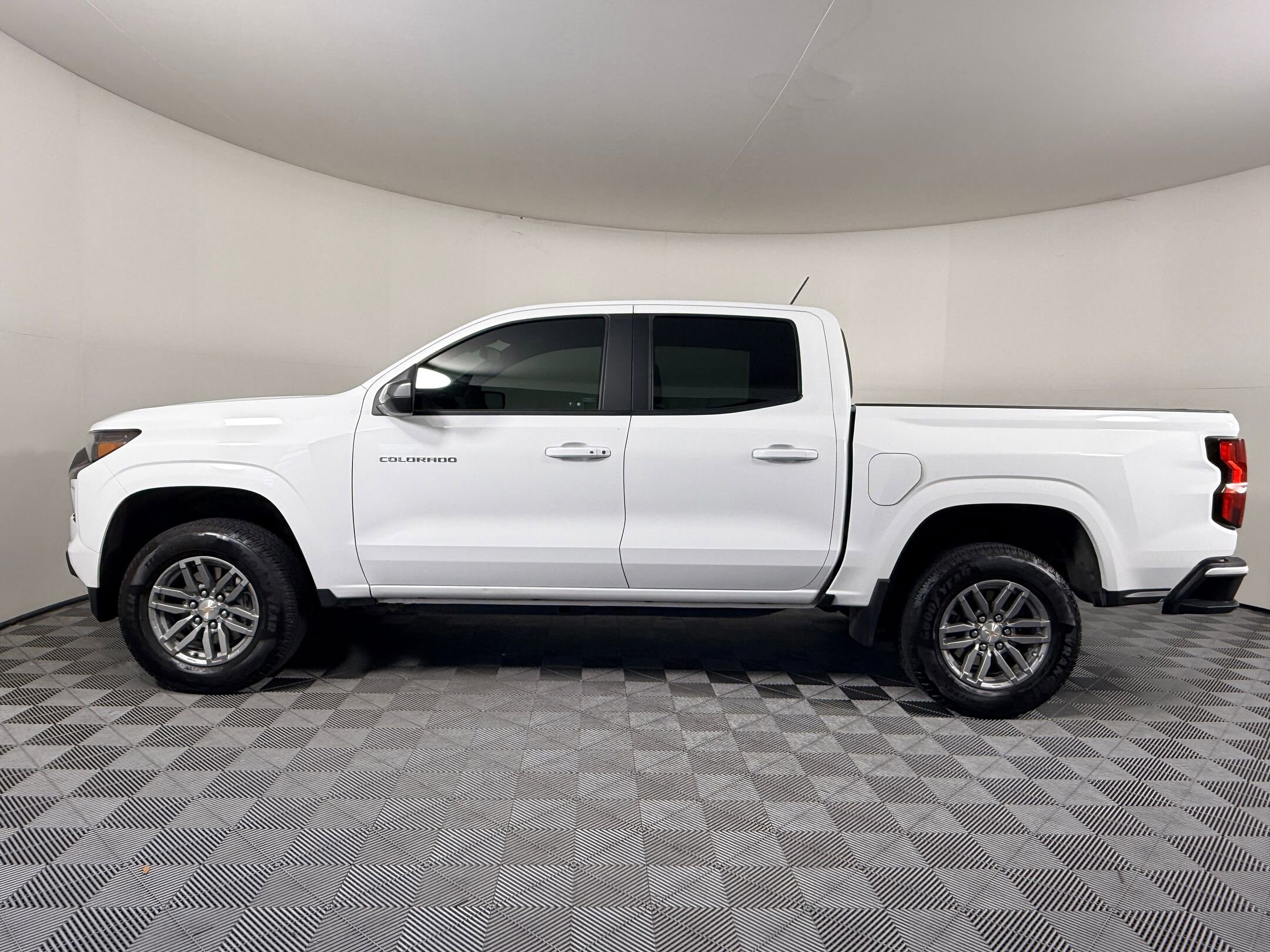 2024 Chevrolet Colorado LT photo 2