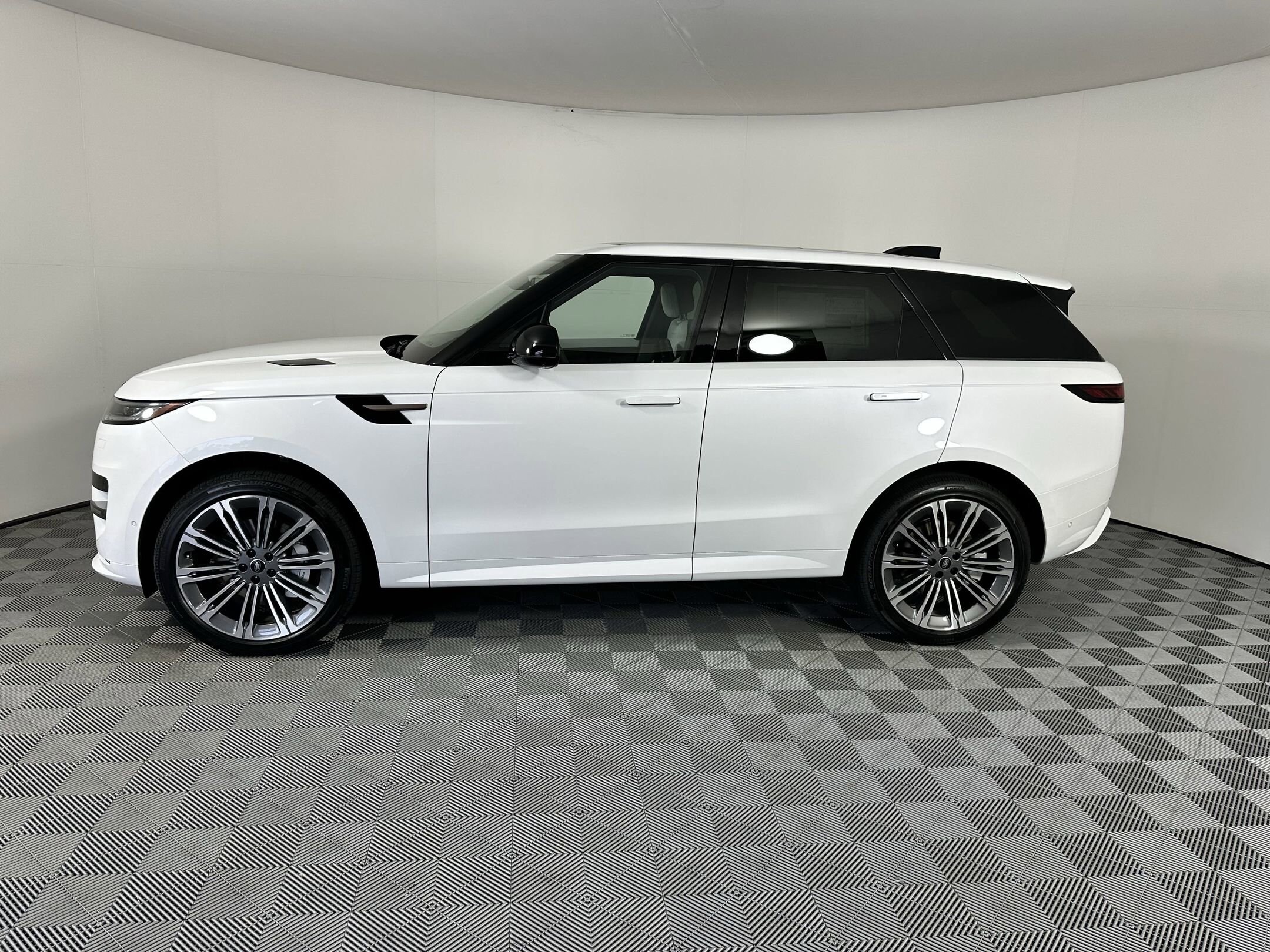 2025 Land Rover Range Rover Sport P530 Dynamic SE photo 2