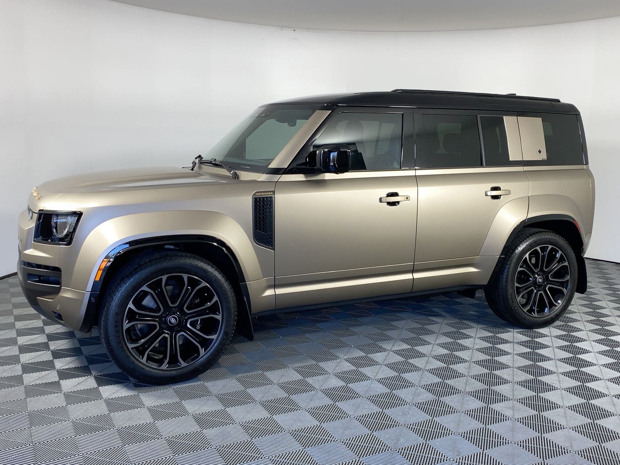 2025 Land Rover Defender Octa's photo