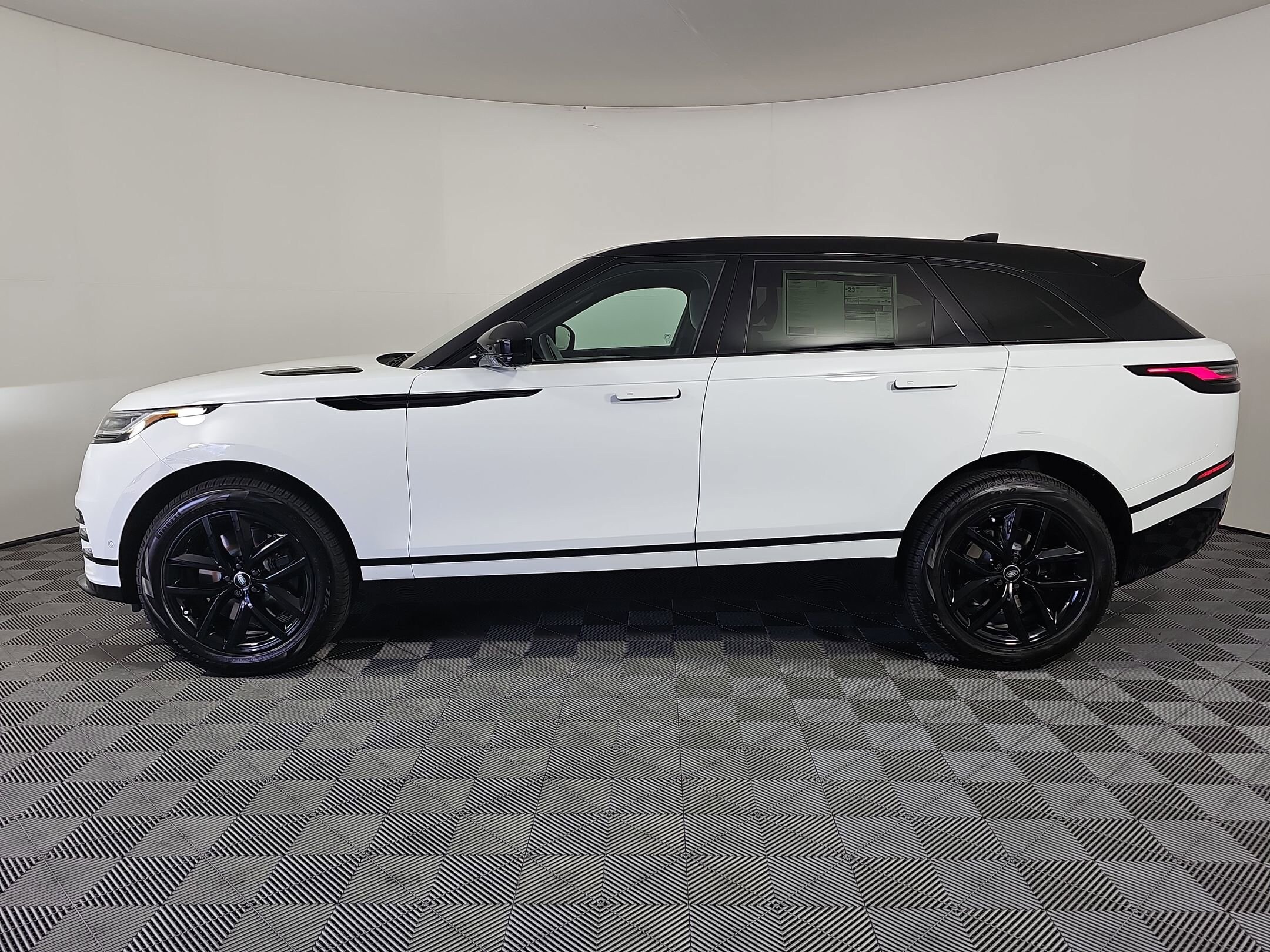 2026 Land Rover Range Rover Velar P250 Dynamic SE photo 2