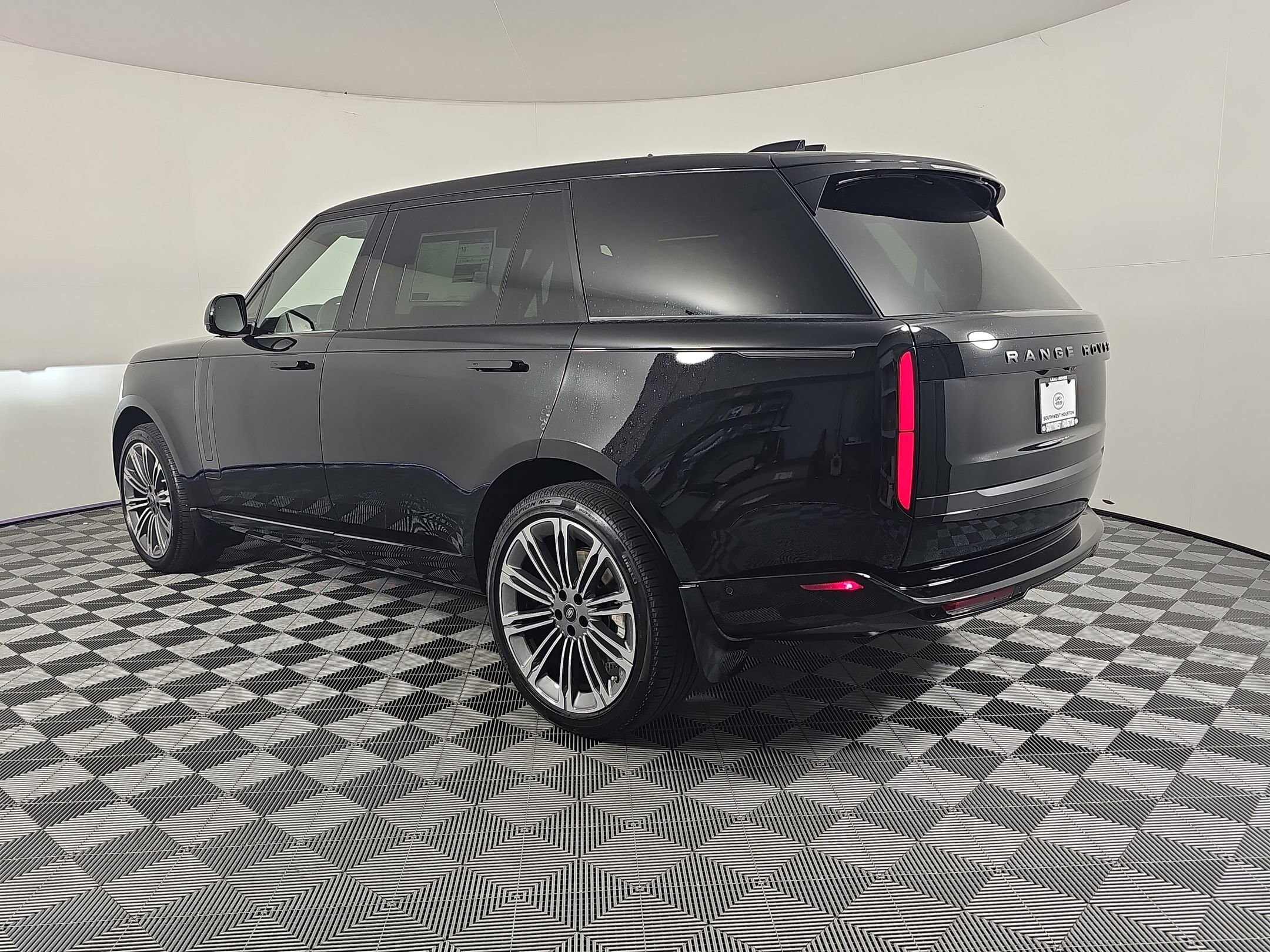 2025 Land Rover Range Rover SE photo 3