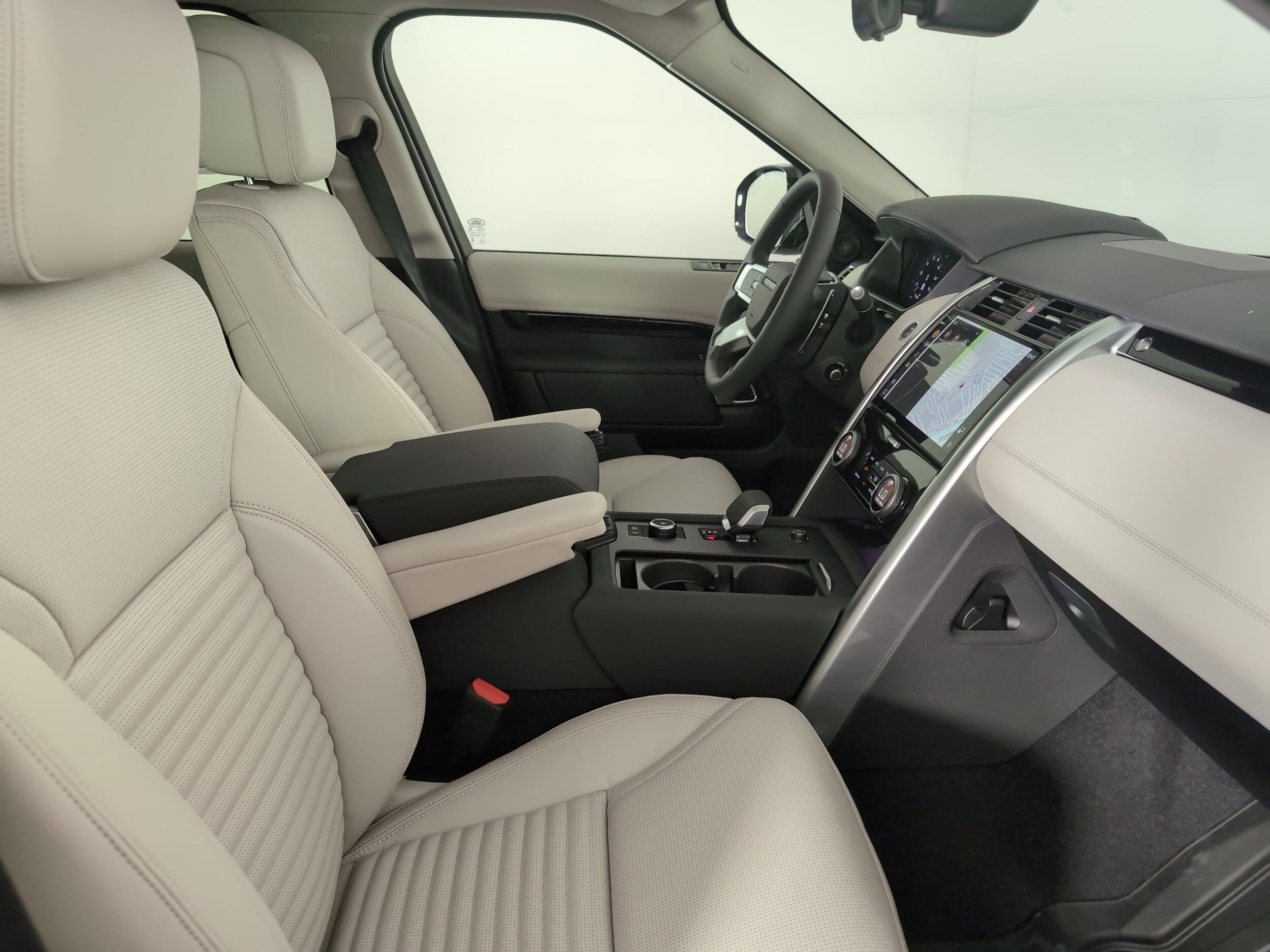 2025 Land Rover Discovery S photo 3