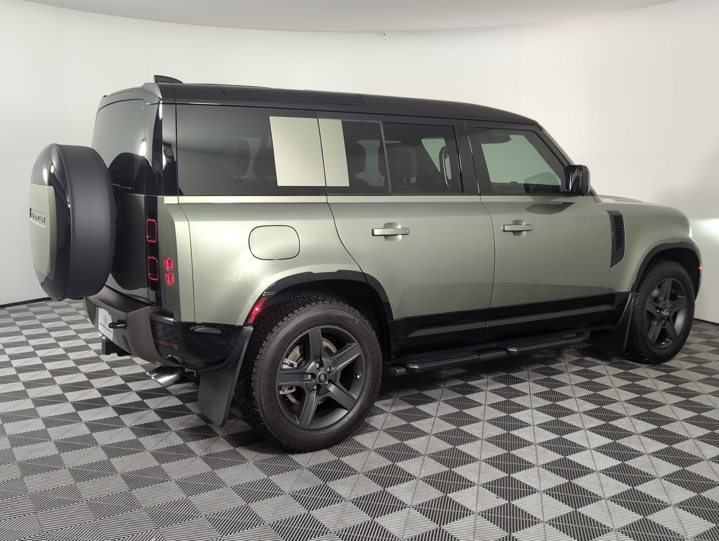 2025 Land Rover Defender 110 X-Dynamic SE photo 2