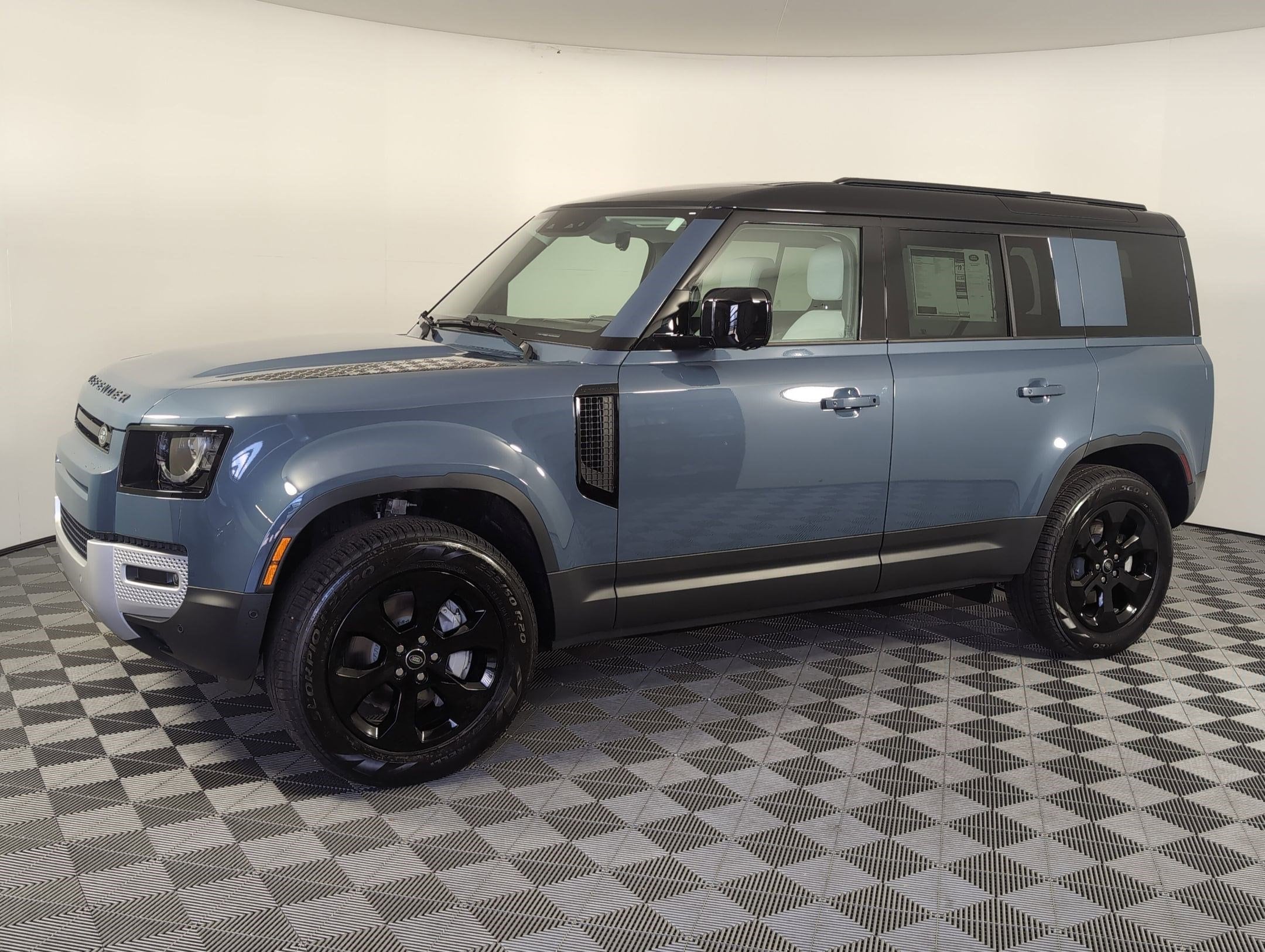 2025 Land Rover Defender S's photo
