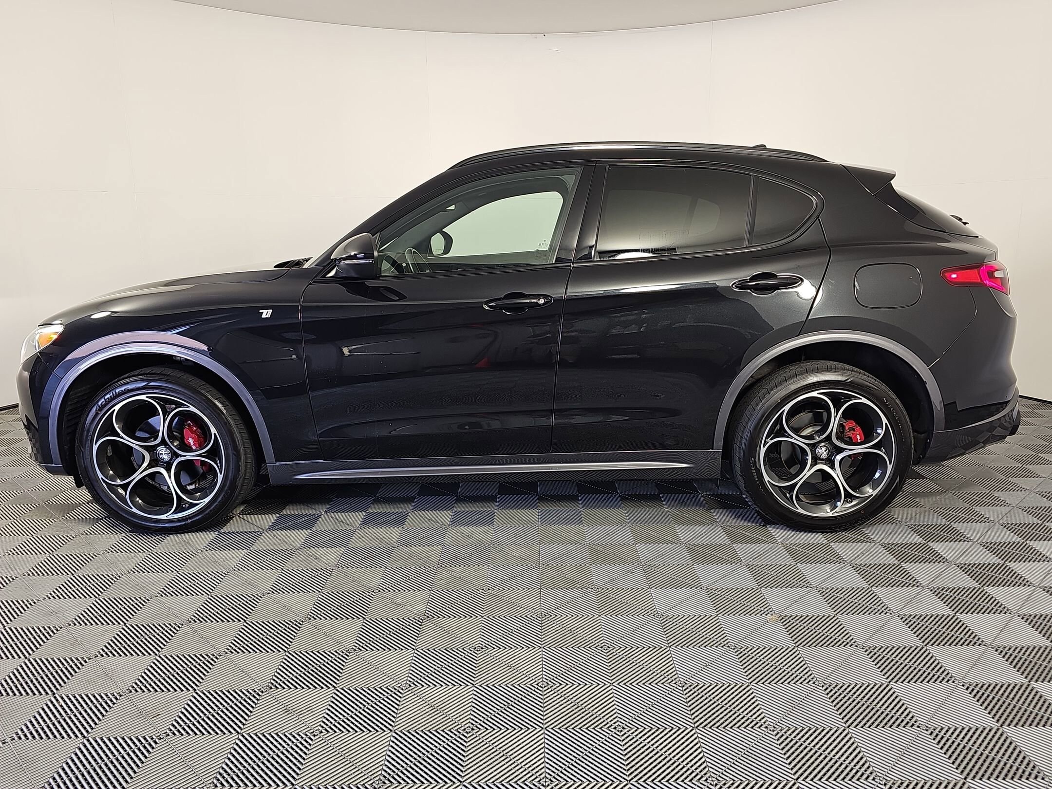 2022 Alfa Romeo Stelvio Ti photo 2