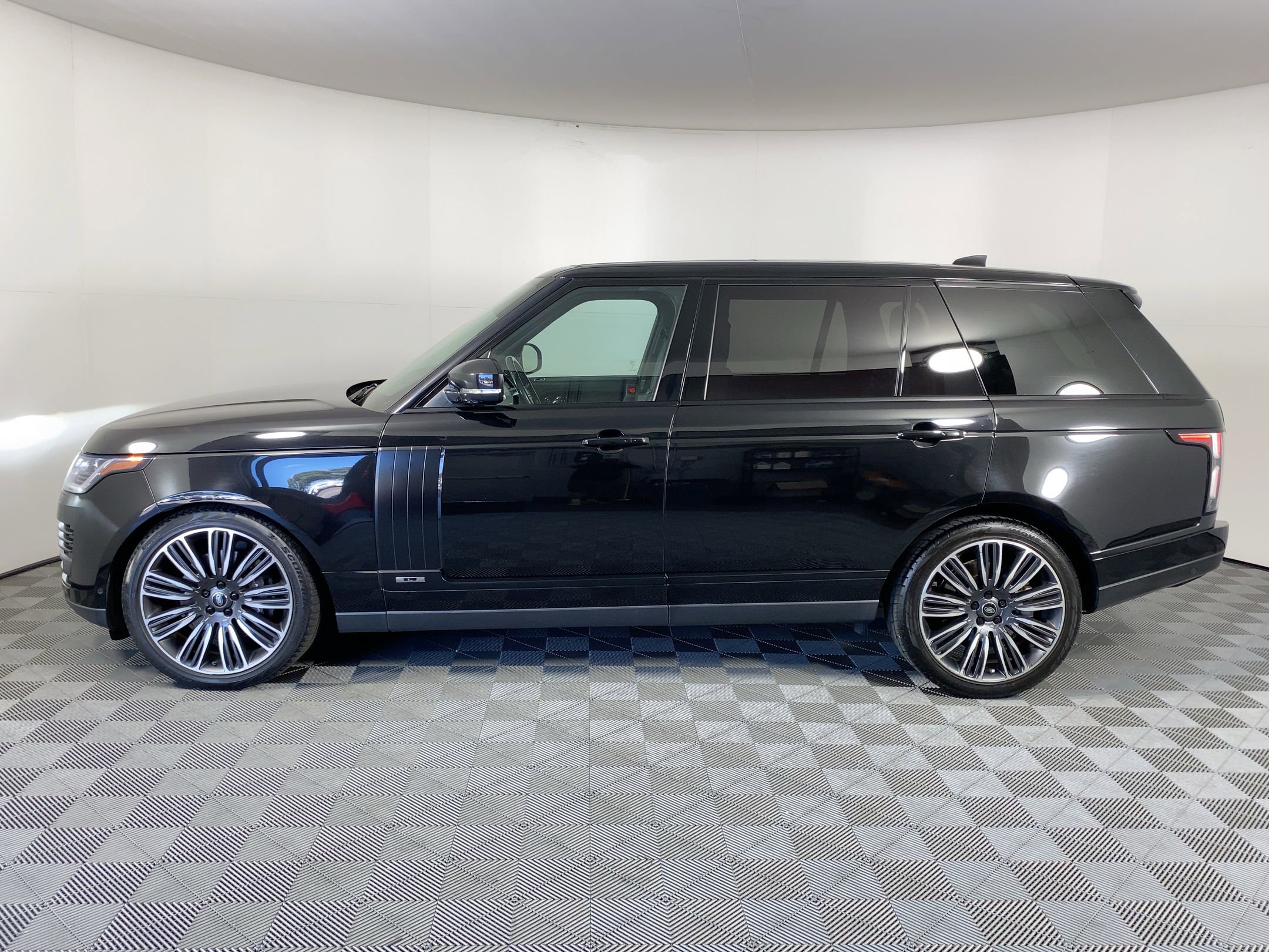 2019 Land Rover Range Rover Supercharged LWB photo 2
